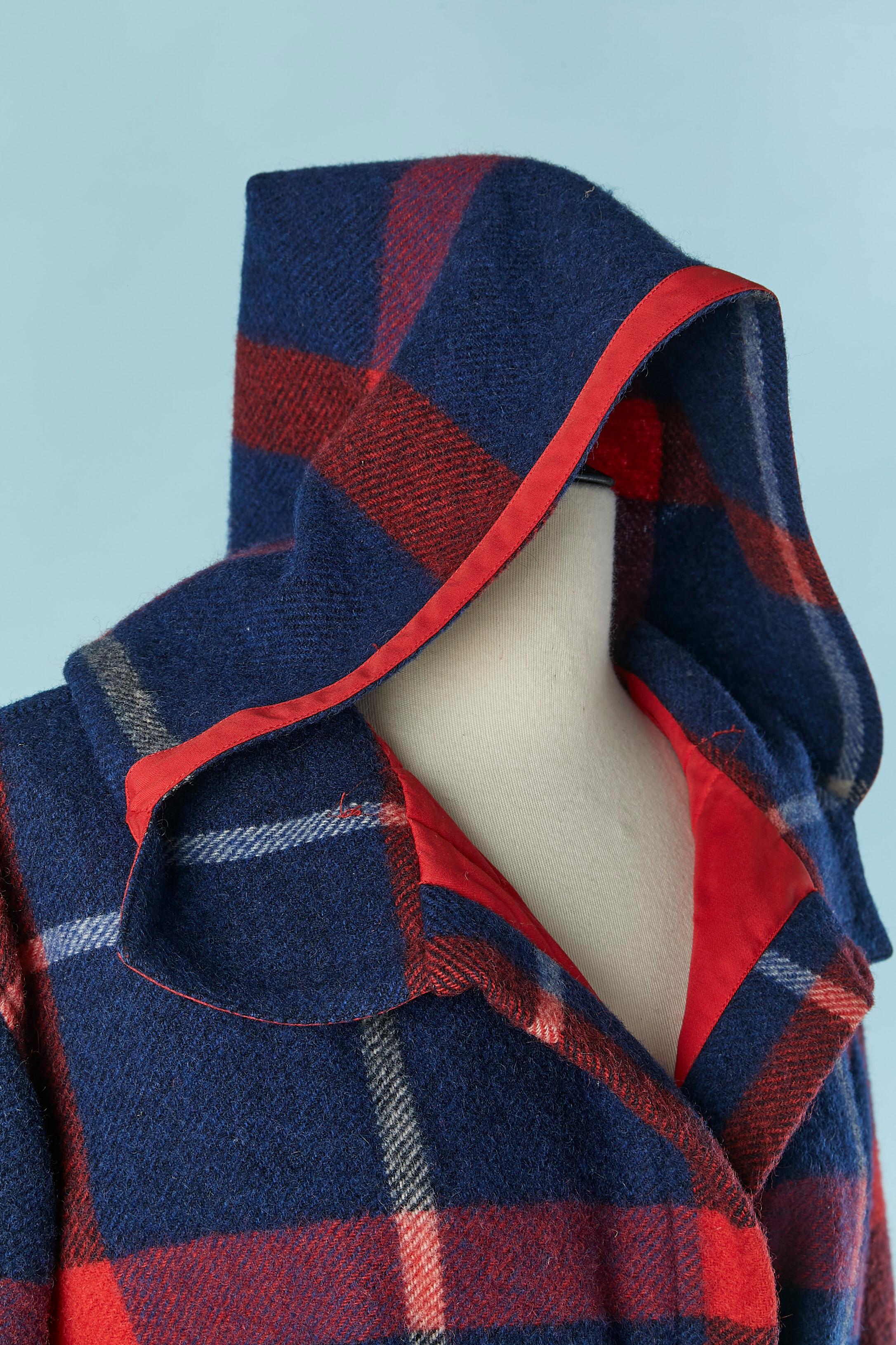 Cappottino in lana con cappuccio e motivo Tartan COURREGES HYPERBOLE In condizioni ottime in vendita a Saint-Ouen-Sur-Seine, FR