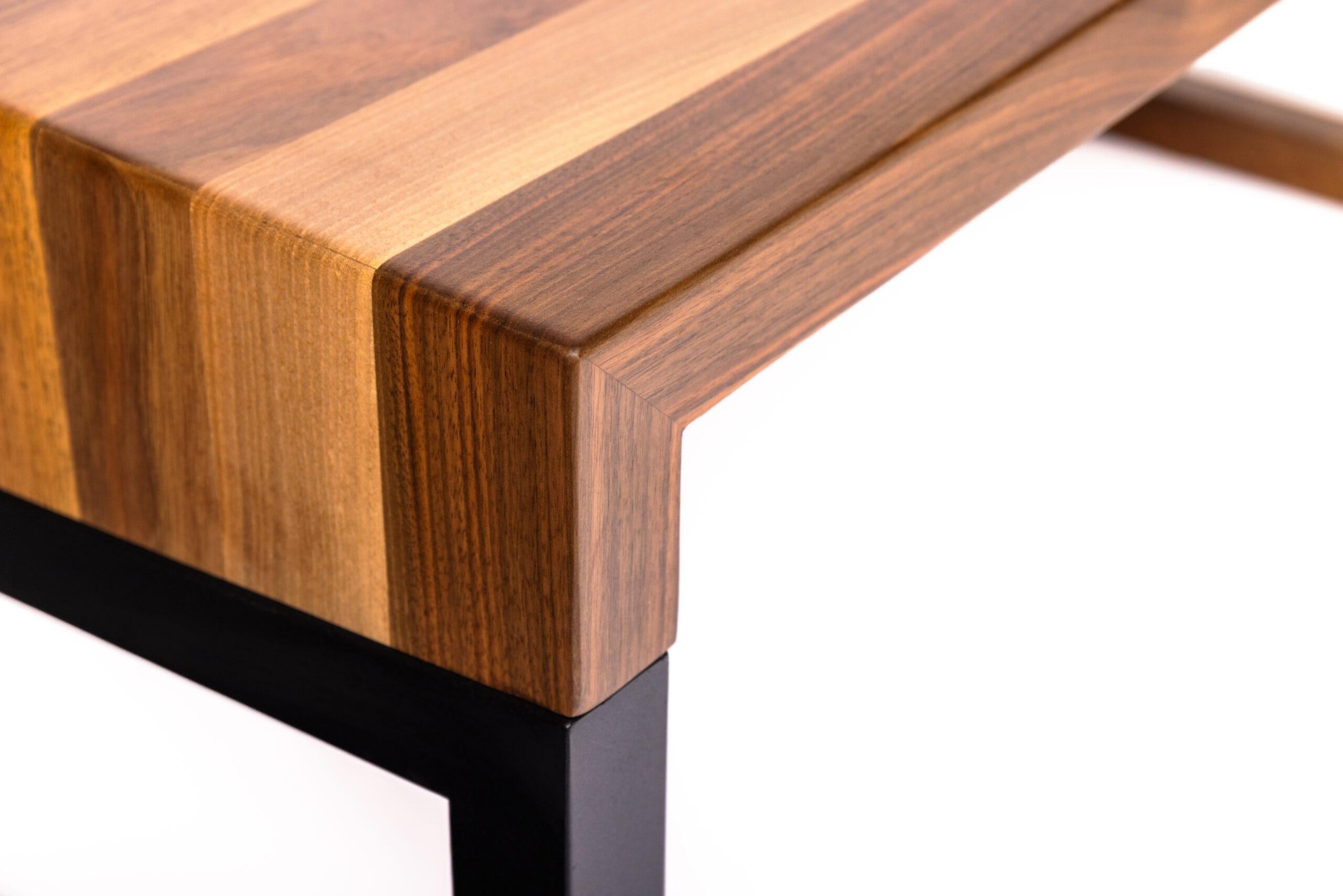 Table basse Duffy de KV Design
Unique en son genre
Dimensions : D 54 x L 100 x H 45 cm.
MATERIAL : Noyer et métal.

Tous les produits sont fabriqués sur mesure en 1 exemplaire unique. Veuillez nous contacter.

KV Design est une équipe de
