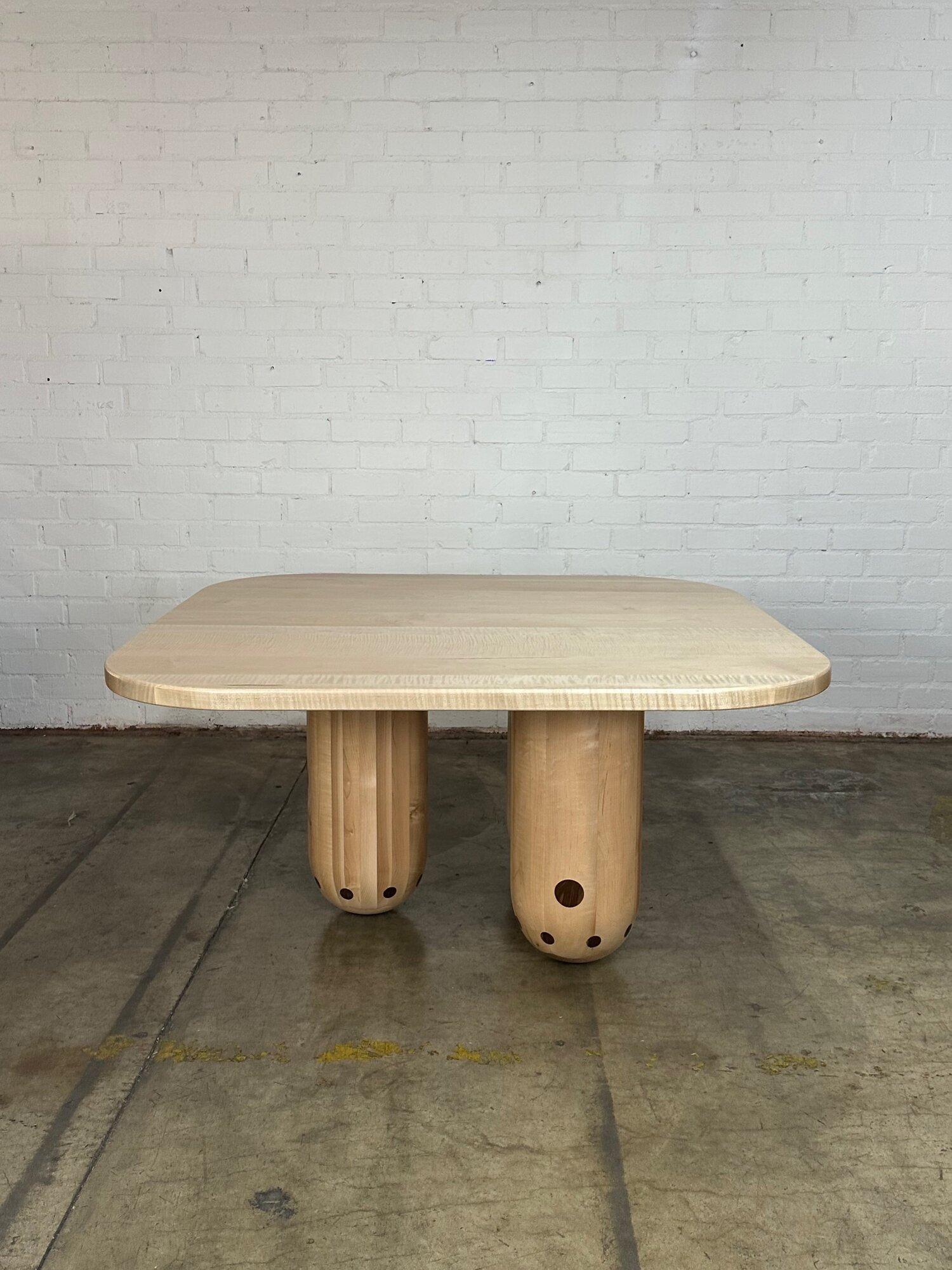 Dug trio table in maple For Sale 4
