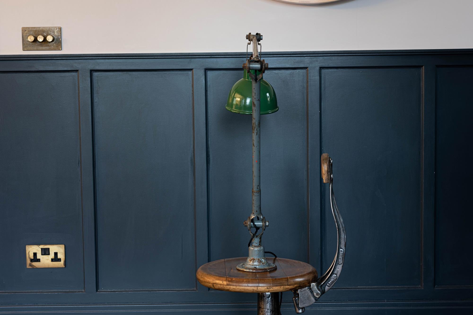 Anglais Grande lampe à angle droit de Dugdills:: vers 1930 en vente