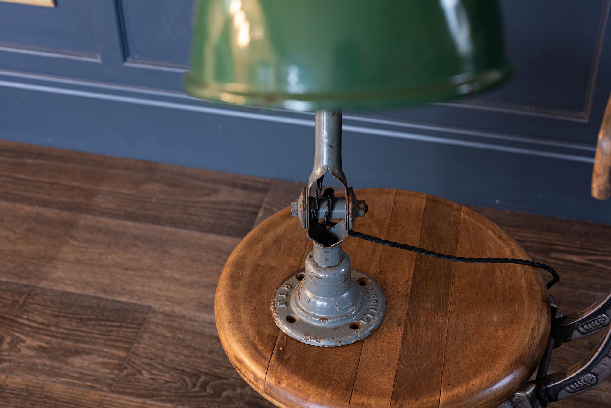 Milieu du XXe siècle Grande lampe à angle droit de Dugdills:: vers 1930 en vente