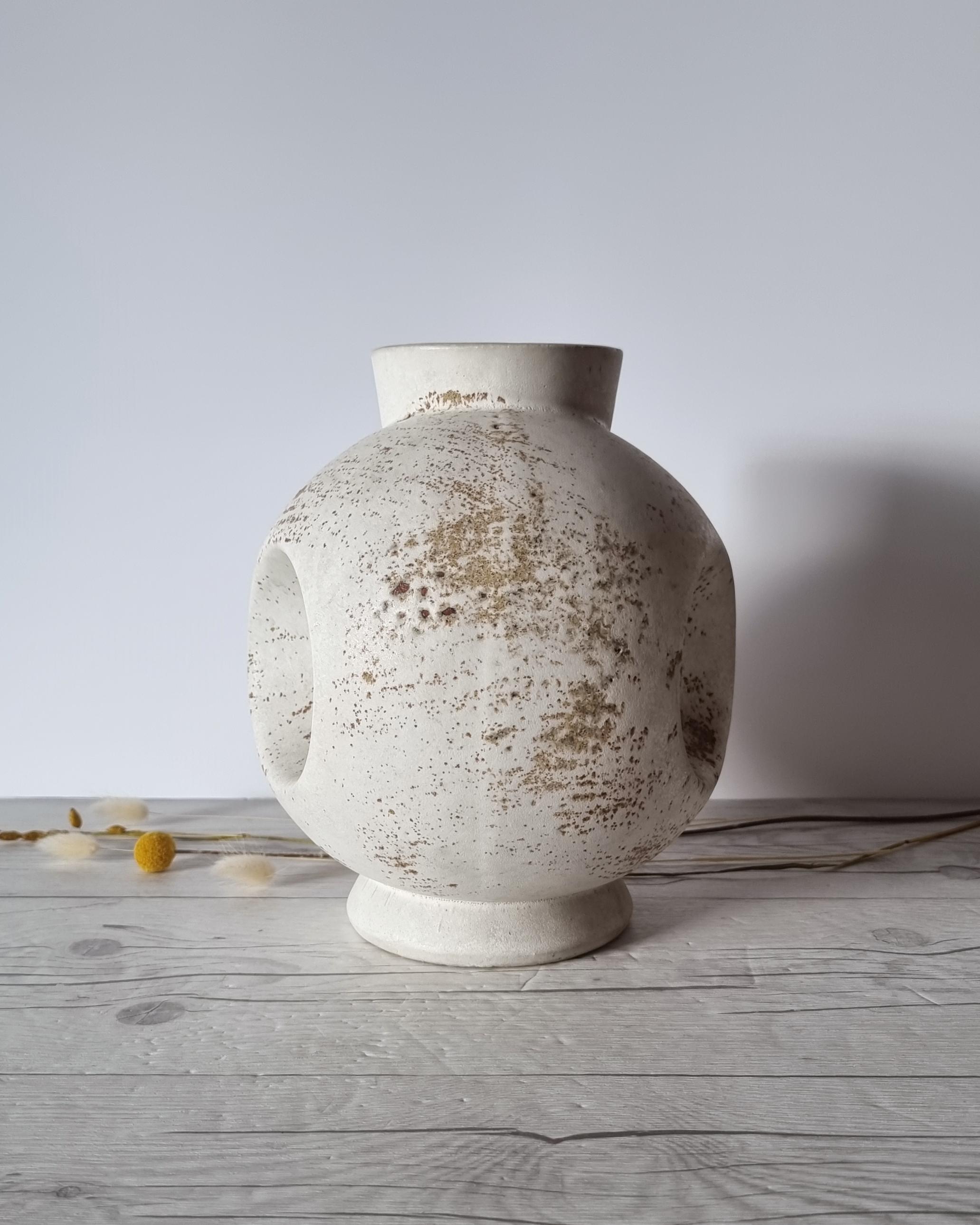 Duif Keramiek Sculptural Globe, Statement Jug Vase, Nutmeg Speckled Cream Glaze For Sale 3