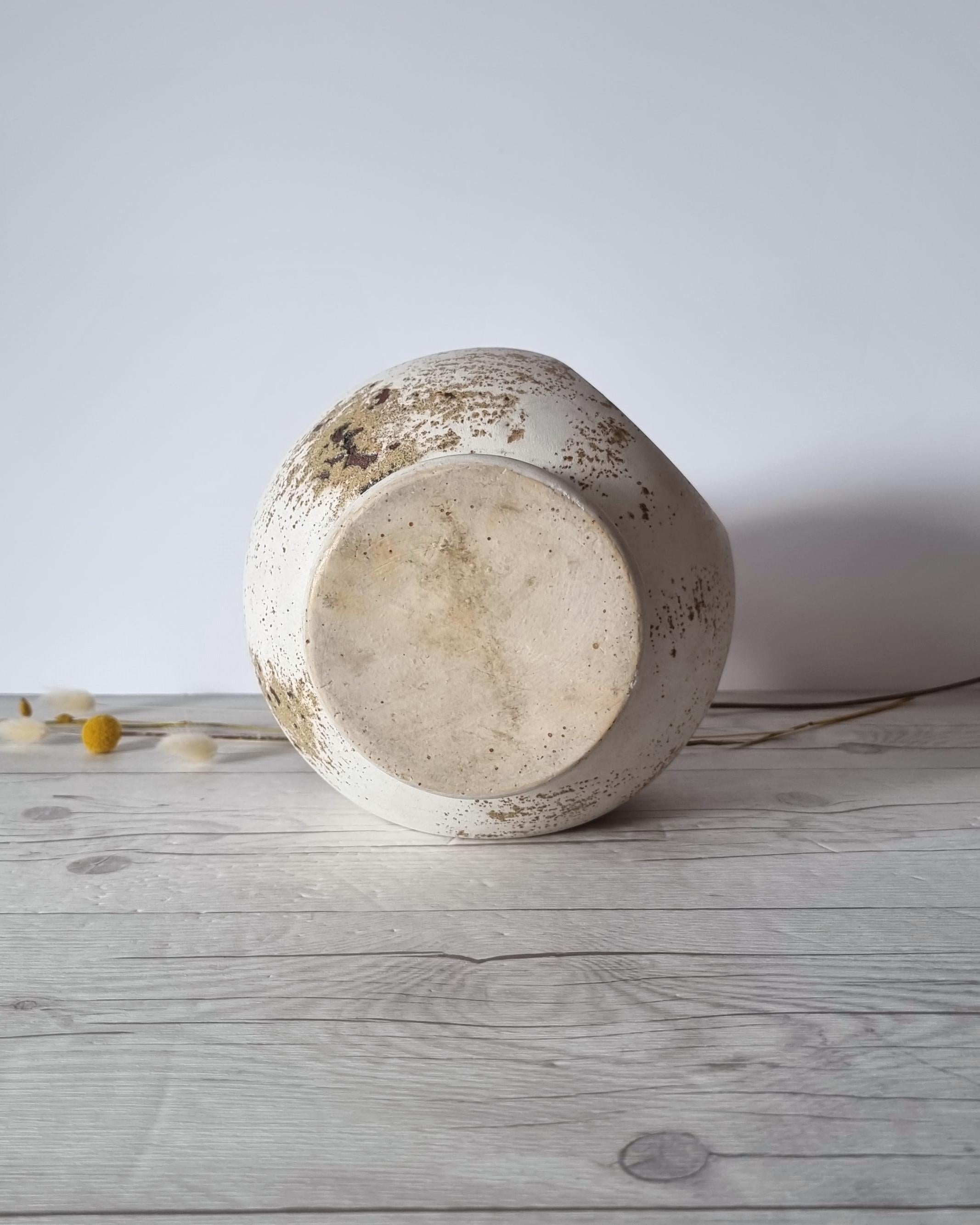 Keramiker-Skulptur-Kugel, Statement-Krug-Vase, Nussbaumfarbene gesprenkelte cremefarbene Glasur im Angebot 6