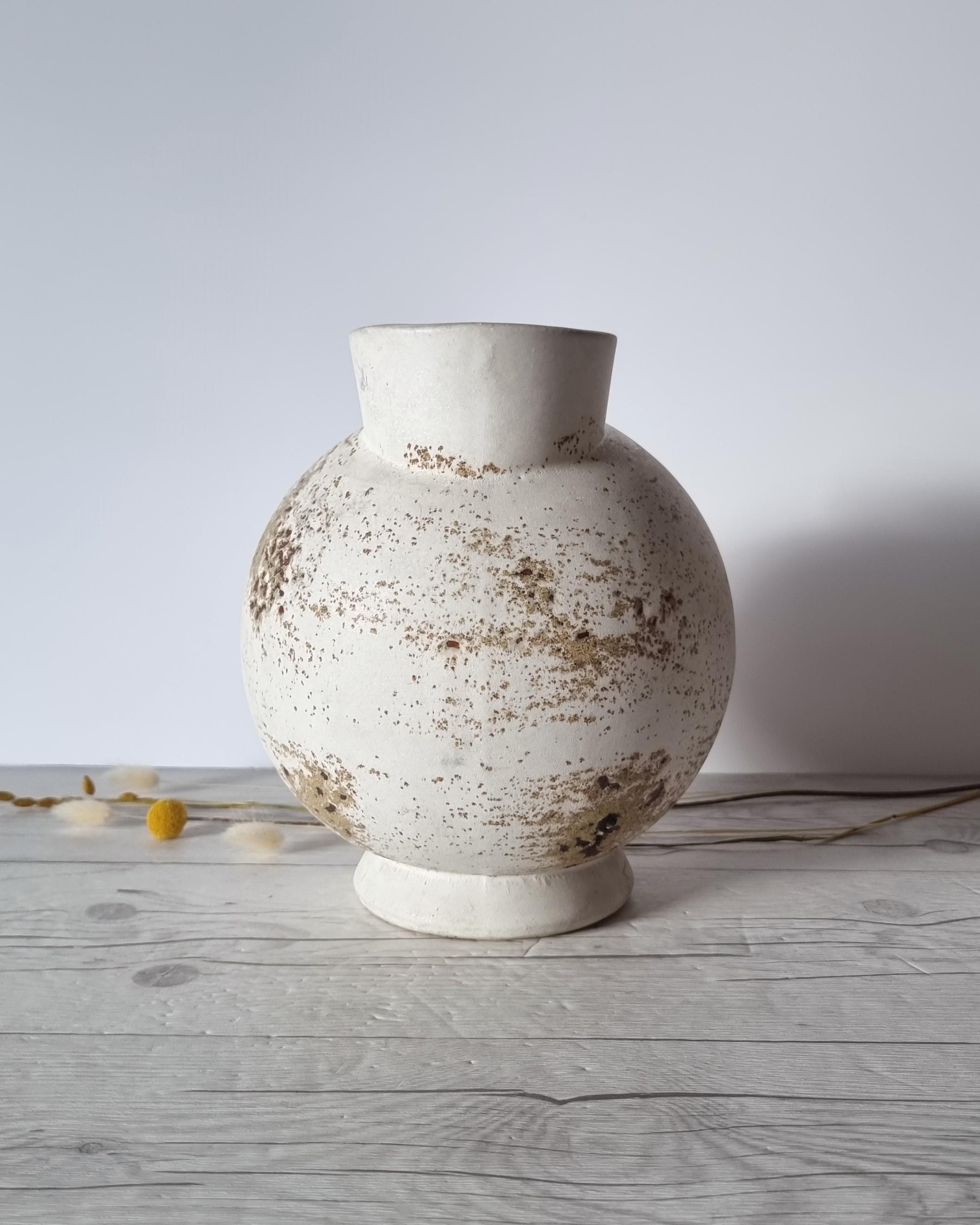 Glazed Duif Keramiek Sculptural Globe, Statement Jug Vase, Nutmeg Speckled Cream Glaze For Sale