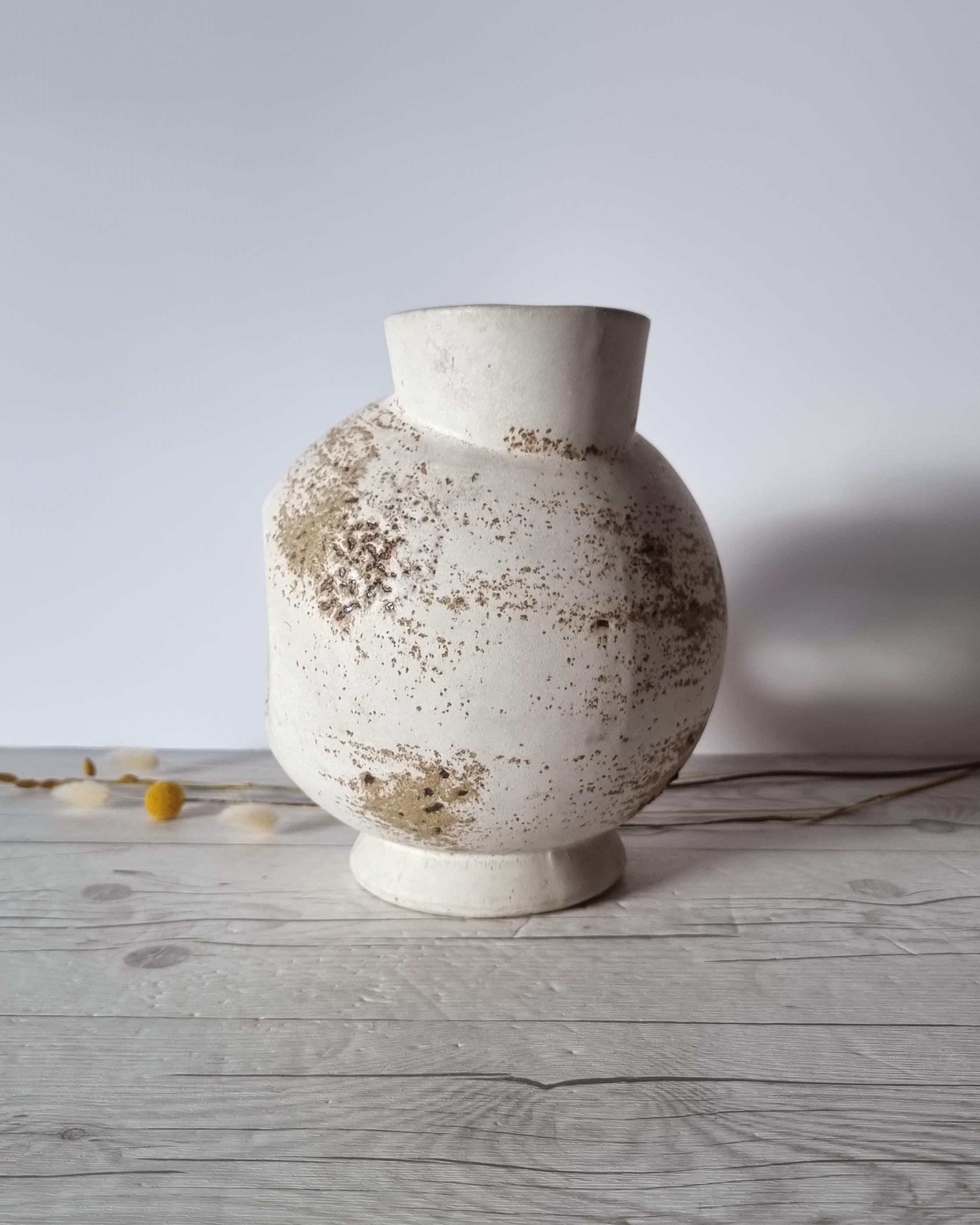 Duif Keramiek Sculptural Globe, Statement Jug Vase, Nutmeg Speckled Cream Glaze In Good Condition For Sale In Frome, GB