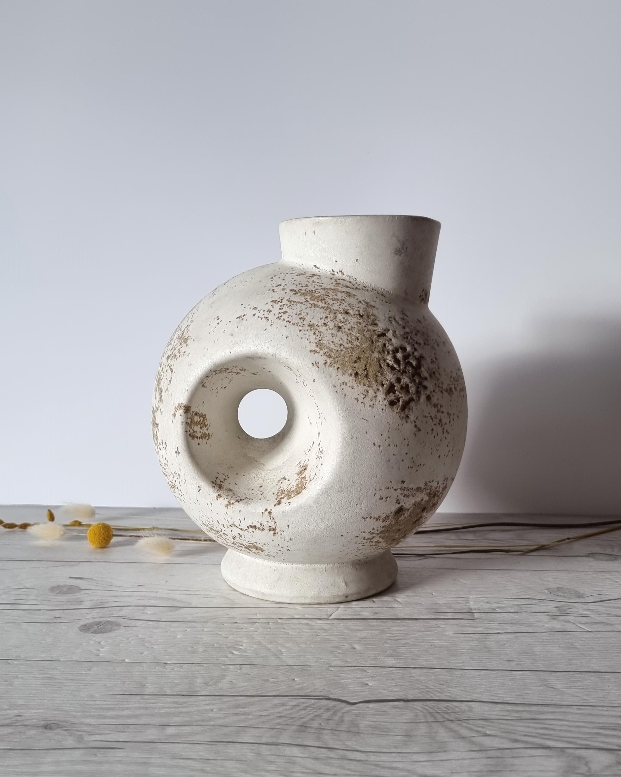 Keramiker-Skulptur-Kugel, Statement-Krug-Vase, Nussbaumfarbene gesprenkelte cremefarbene Glasur im Angebot 1