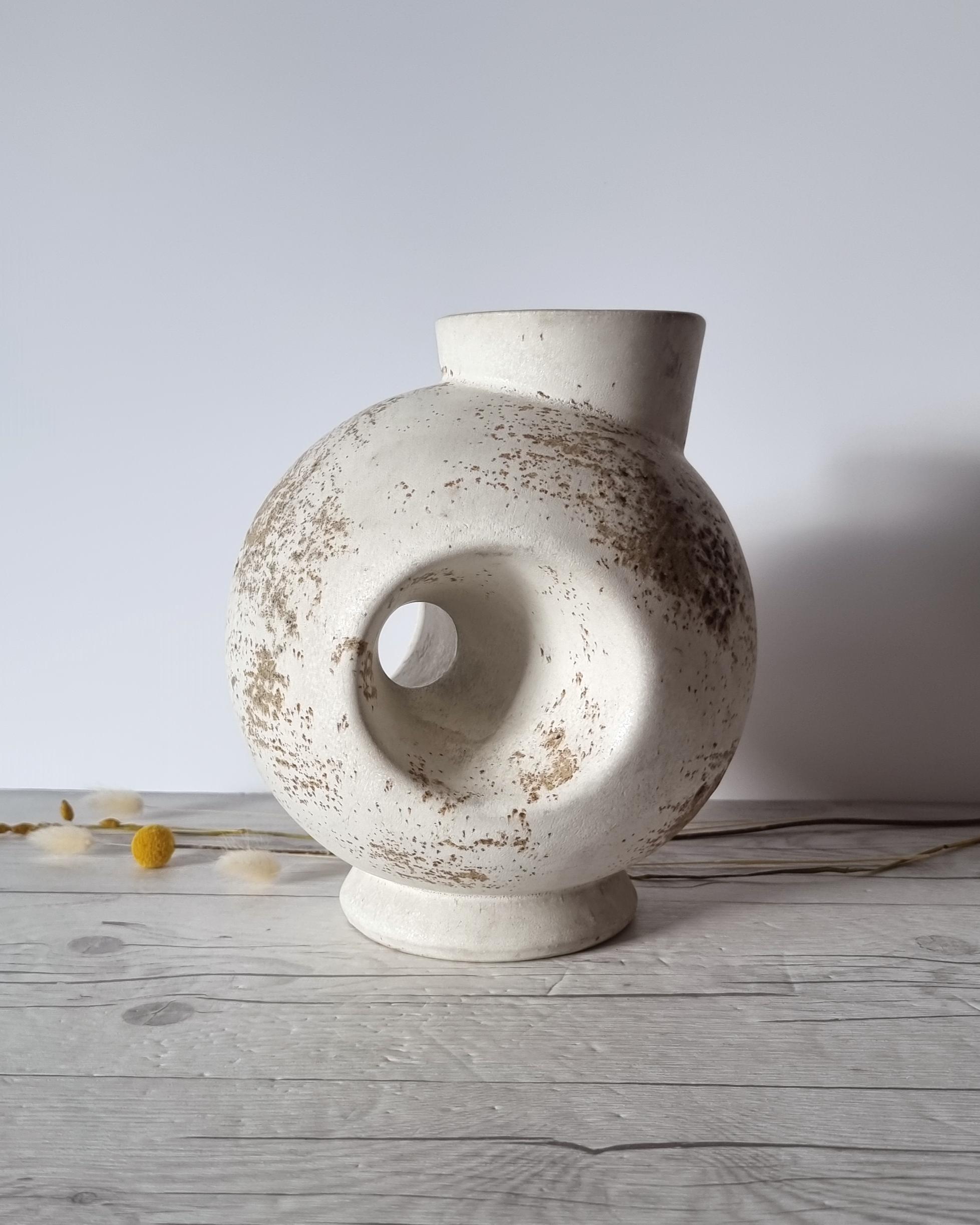 Duif Keramiek Sculptural Globe, Statement Jug Vase, Nutmeg Speckled Cream Glaze For Sale 1