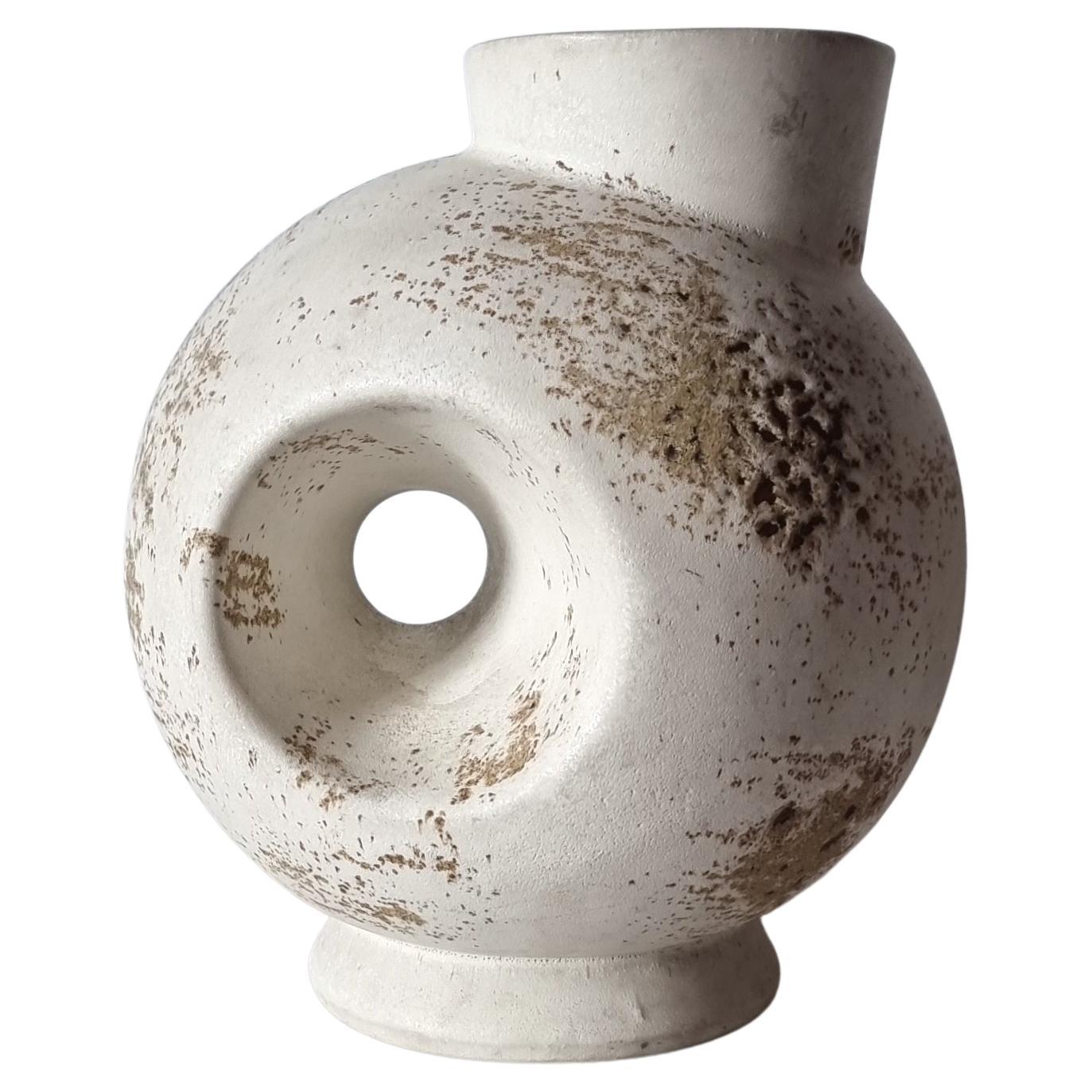 Keramiker-Skulptur-Kugel, Statement-Krug-Vase, Nussbaumfarbene gesprenkelte cremefarbene Glasur
