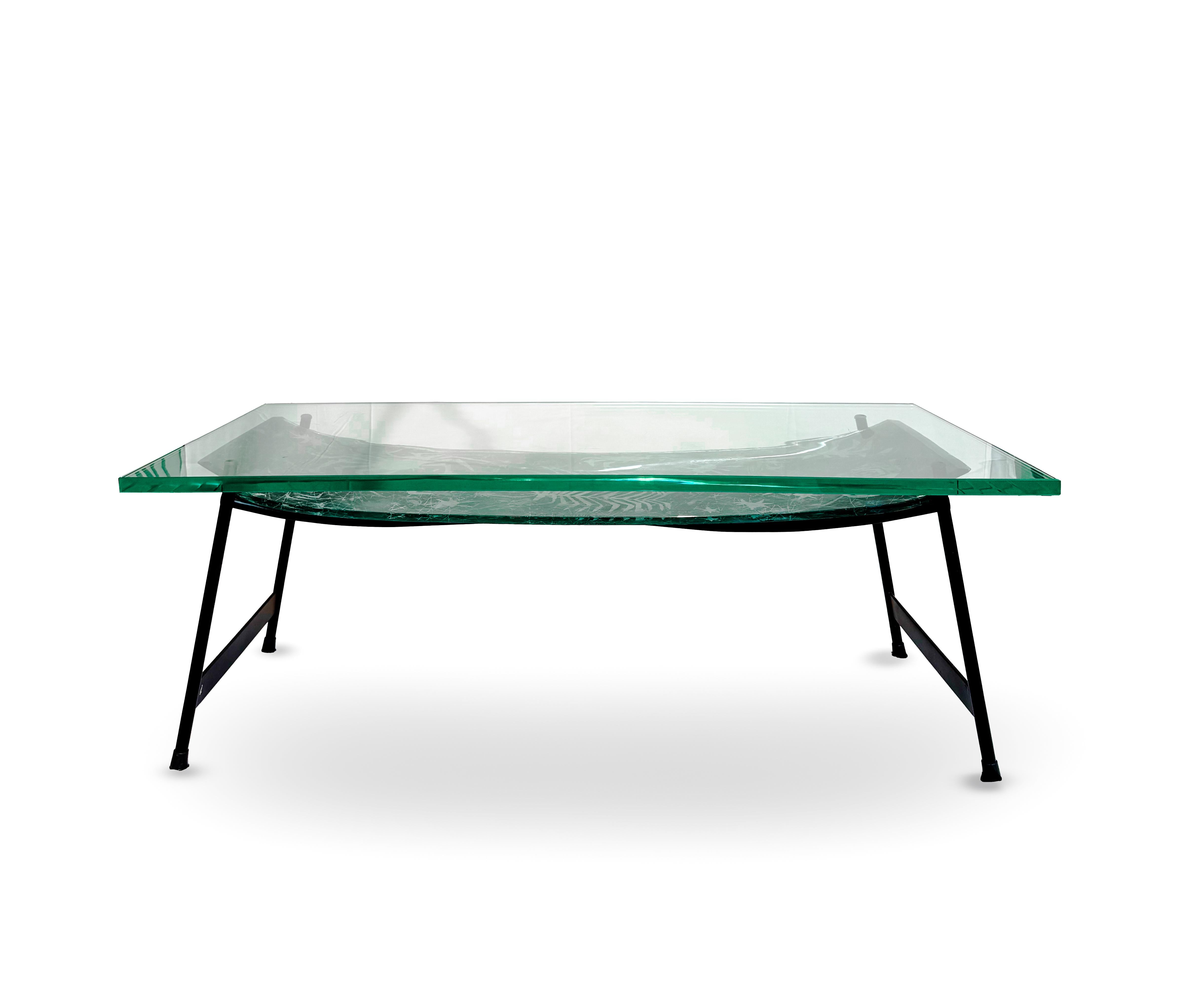 Rare table basse en verre peint de Duilio Barnabé, fabriquée en Italie par les verreries Fontana Arte, vers 1958. Doté d'une base en métal peint en noir et en laiton, il supporte un panneau épais et incurvé en verre églomisé peint à l'envers