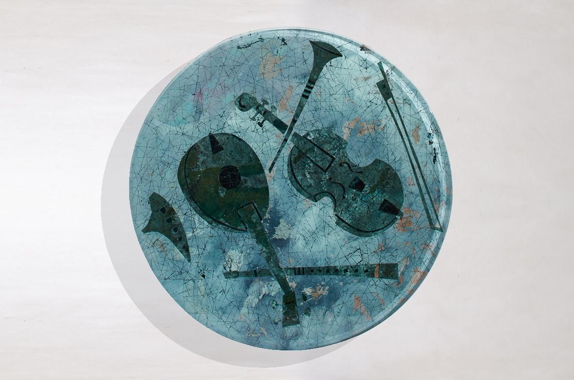 Duilio Barnabè dit Dubè (1914-1961)
Rare table basse avec un plateau en verre en cristal de roche épais dont le dos est peint d'instruments de musique.
Structure en métal et laiton.
Produit par Fontana Arte, vers 1960.
Bibl. pour un exemple