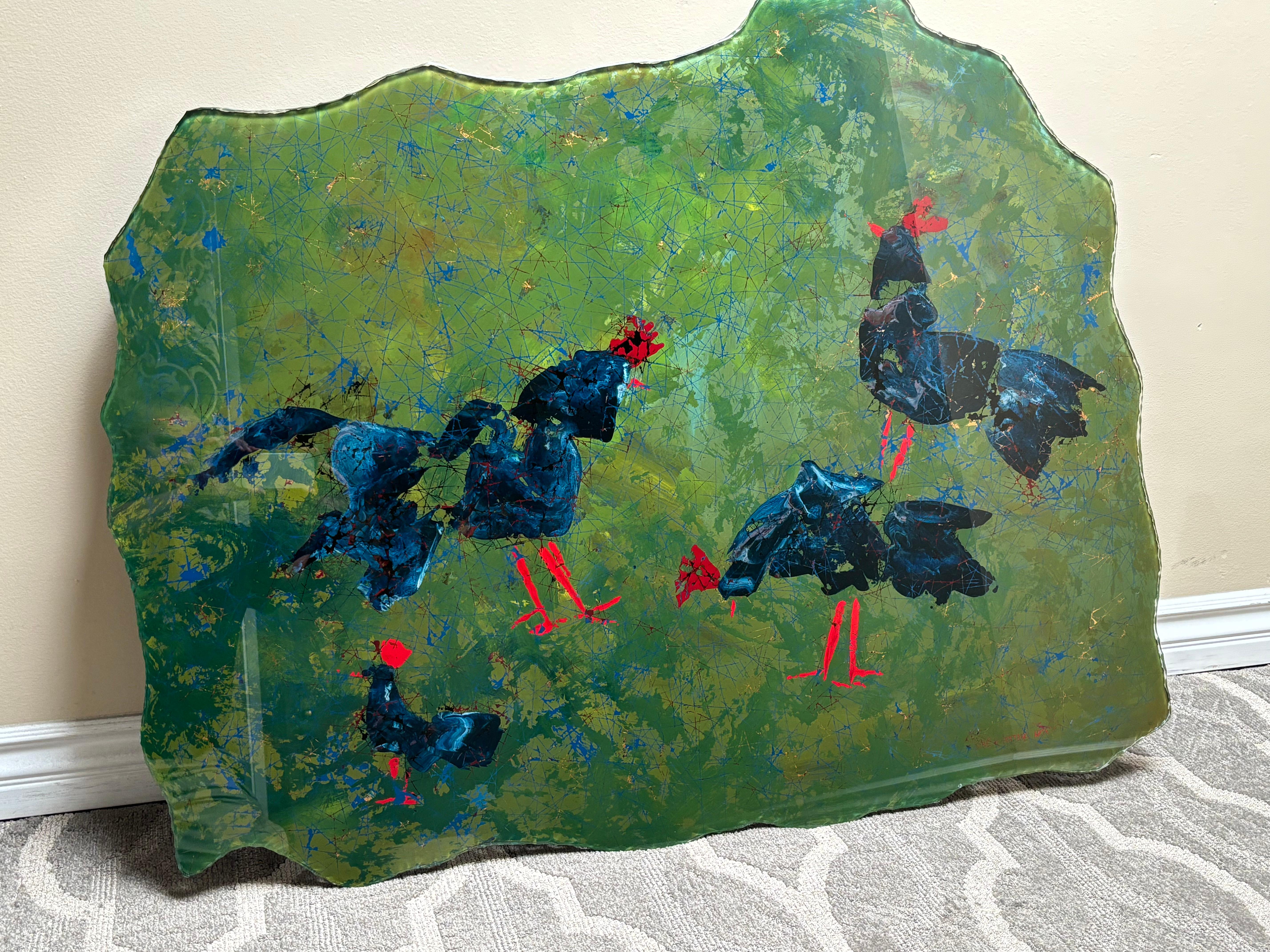 Hermosa. obra de arte inversa de vidrio en esta placa , pintura mural en vidrio por el conocido artista Duilio Dube Bernabe , firmado LR y tema tradicional Coq / Gallos .Se trata de una pieza grande .