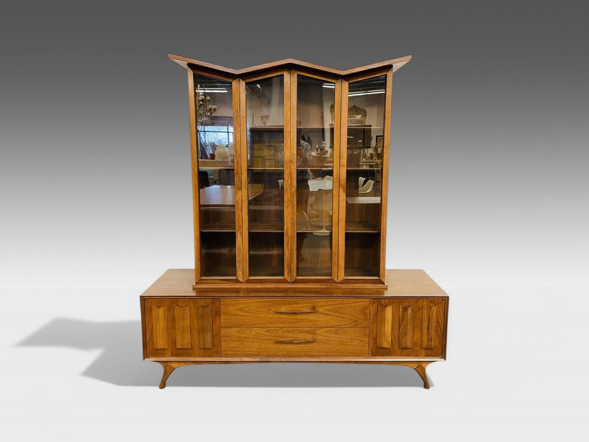 Duiske, Irish Mid Century Modern, gebeiztes Holz, Glas, Bücherregal oder Vitrine, 1950er Jahre

Ein schöner Mid-Century Modern Vitrinenschrank mit vier Glastüren und sechs verstellbaren Einlegeböden. Diese zweiteilige Vitrine trägt das irische Label