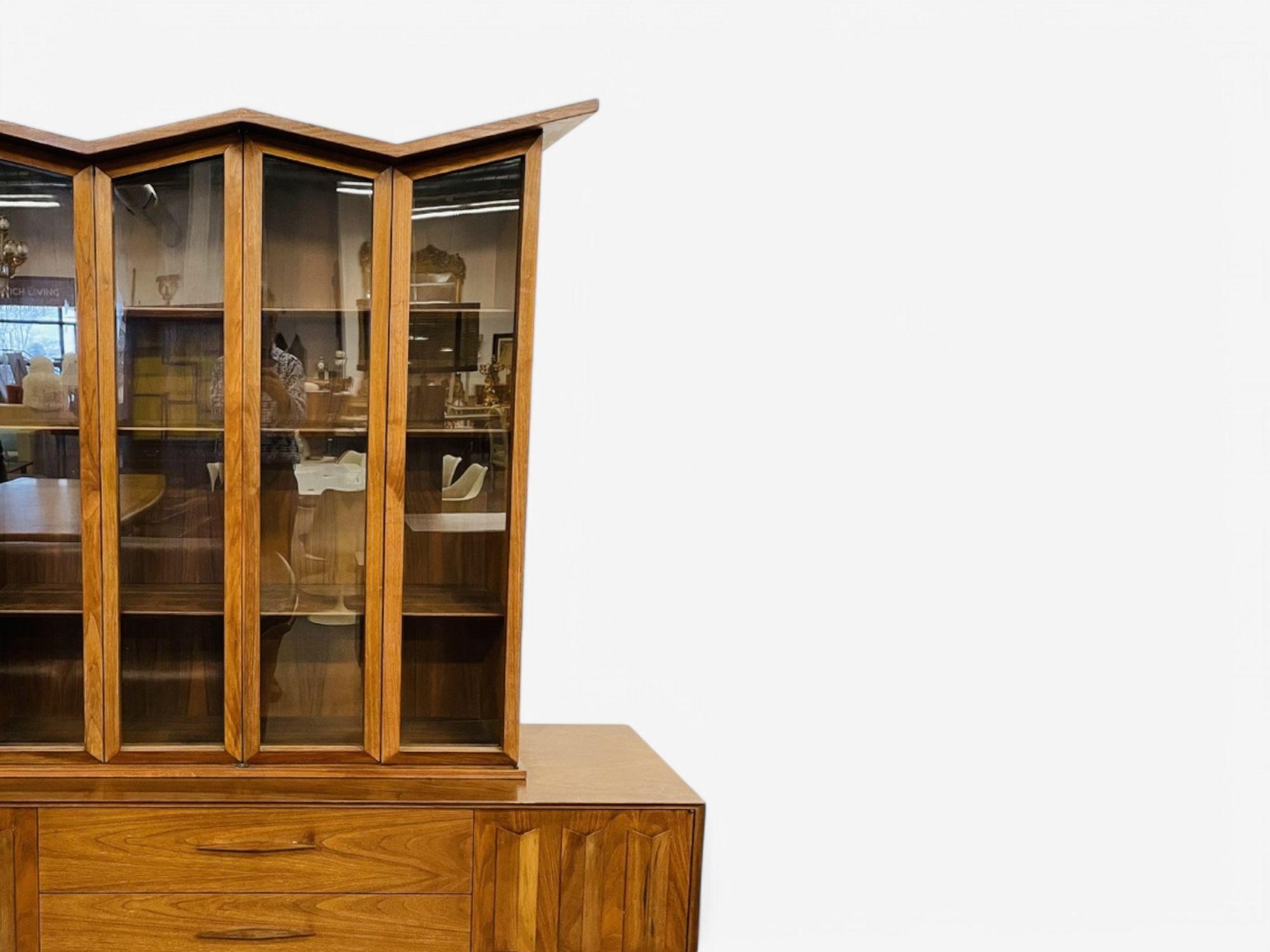 Duiske, Irische Moderne der Mitte des Jahrhunderts, gebeiztes Holz, Glas, Breakfront, 1950er Jahre im Zustand „Gut“ im Angebot in Manhasset, NY