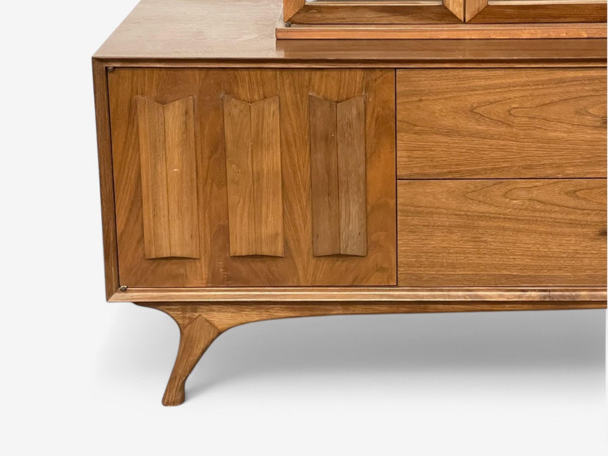 Duiske, Irische Moderne der Mitte des Jahrhunderts, gebeiztes Holz, Glas, Breakfront, 1950er Jahre (Mitte des 20. Jahrhunderts) im Angebot