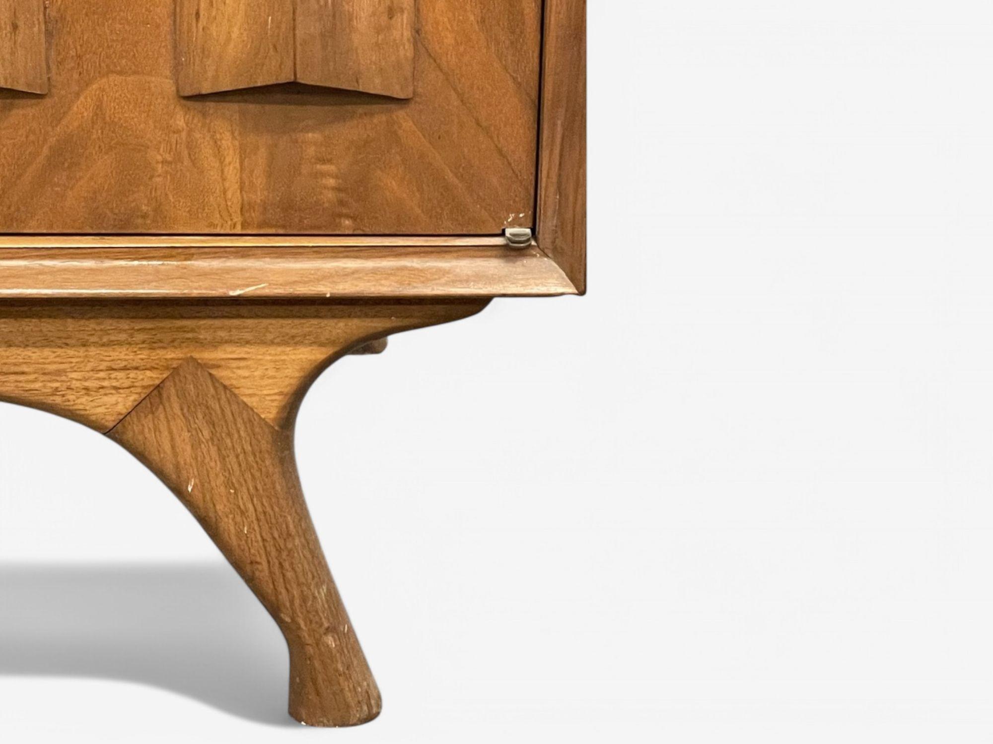 Duiske, Irische Moderne der Mitte des Jahrhunderts, gebeiztes Holz, Glas, Breakfront, 1950er Jahre im Angebot 1
