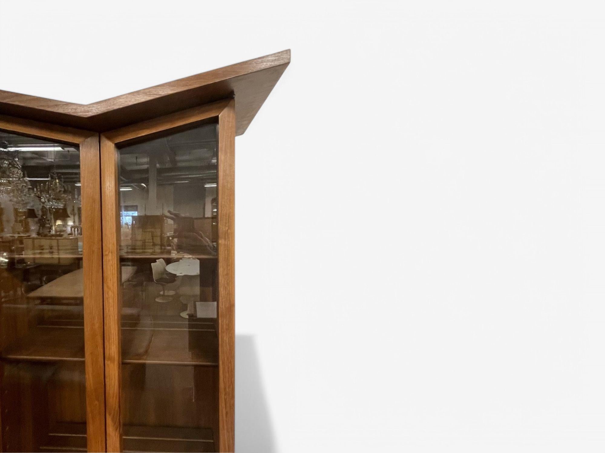 Duiske, Irische Moderne der Mitte des Jahrhunderts, gebeiztes Holz, Glas, Breakfront, 1950er Jahre im Angebot 2