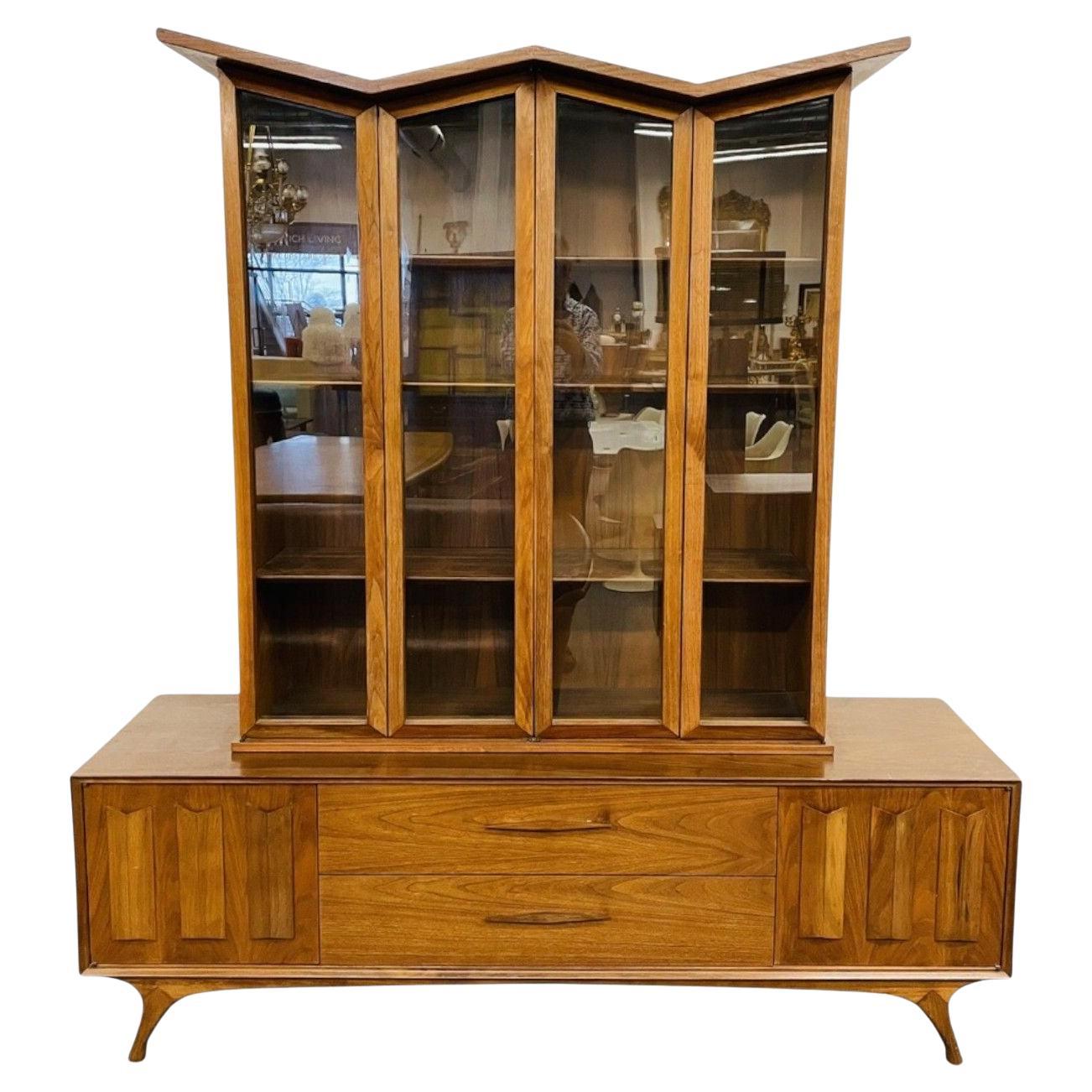 Duiske, Irische Moderne der Mitte des Jahrhunderts, gebeiztes Holz, Glas, Breakfront, 1950er Jahre im Angebot