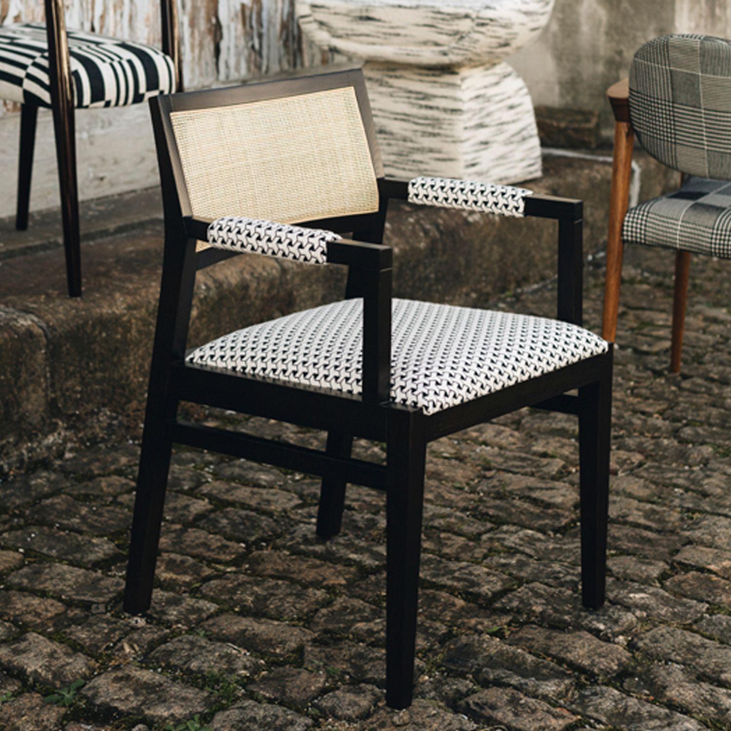 Duistt Basic Chair 1.1, Eschenholz dunkel, handgefertigt in Portugal von Duistt

Duistt Basic 1.0 schwebt mit einem gut gepolsterten Sitz zwischen zwei geschwungenen Armlehnen, die an die klassische Schneiderei erinnern. Ein wahrhaft zeitloser Look
