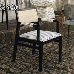 Chaise Duistt Basic 1.1, rembourrée Guell Lamadrid, pieds en bois de frêne foncé