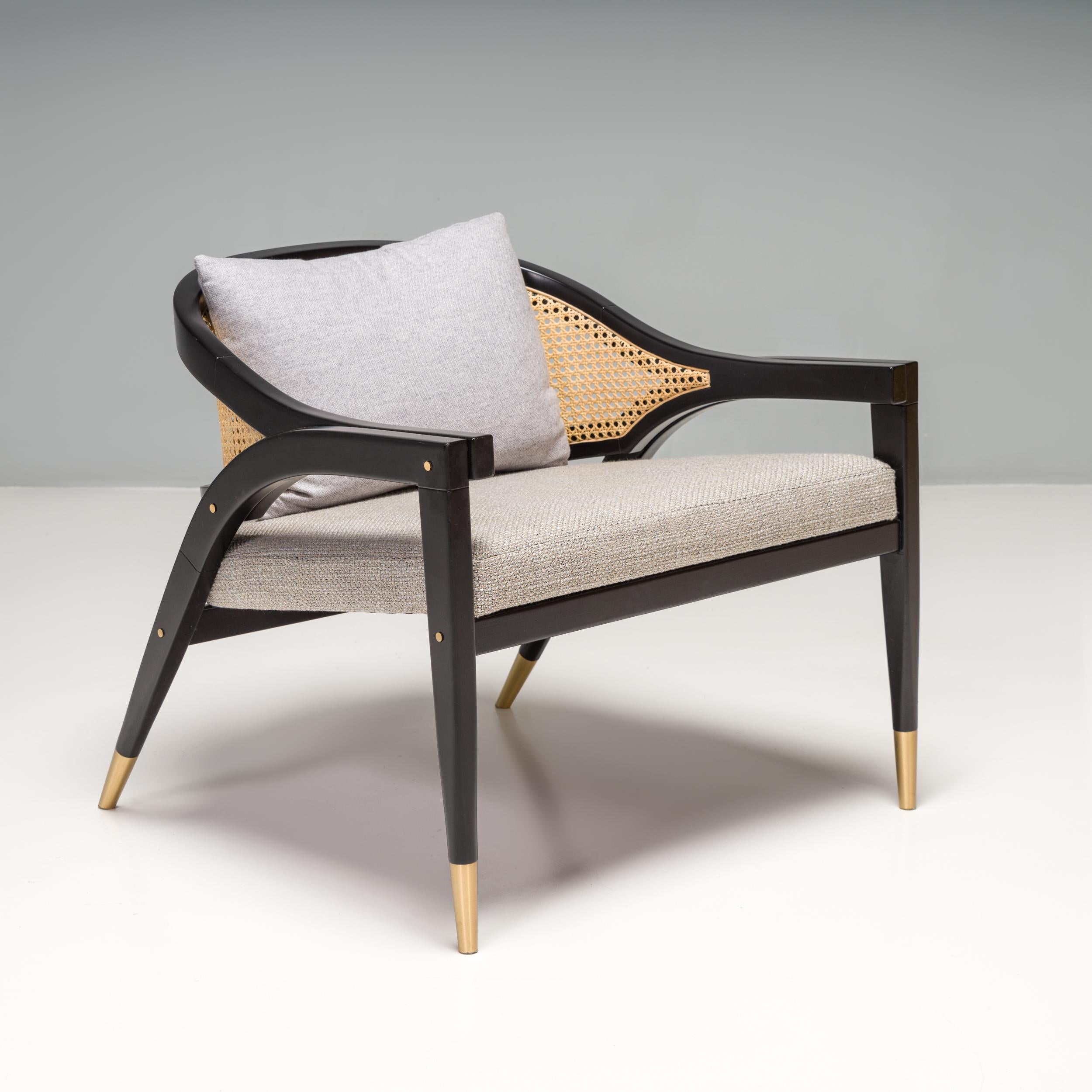 Conçu par DUISTT et fabriqué à la main au Portugal, le fauteuil Wormley s'inspire de la chaise de capitaine Edward Wormley du modernisme américain des années 1950.

Construite à partir d'un cadre en bois de sycomore avec une finition noire satinée,