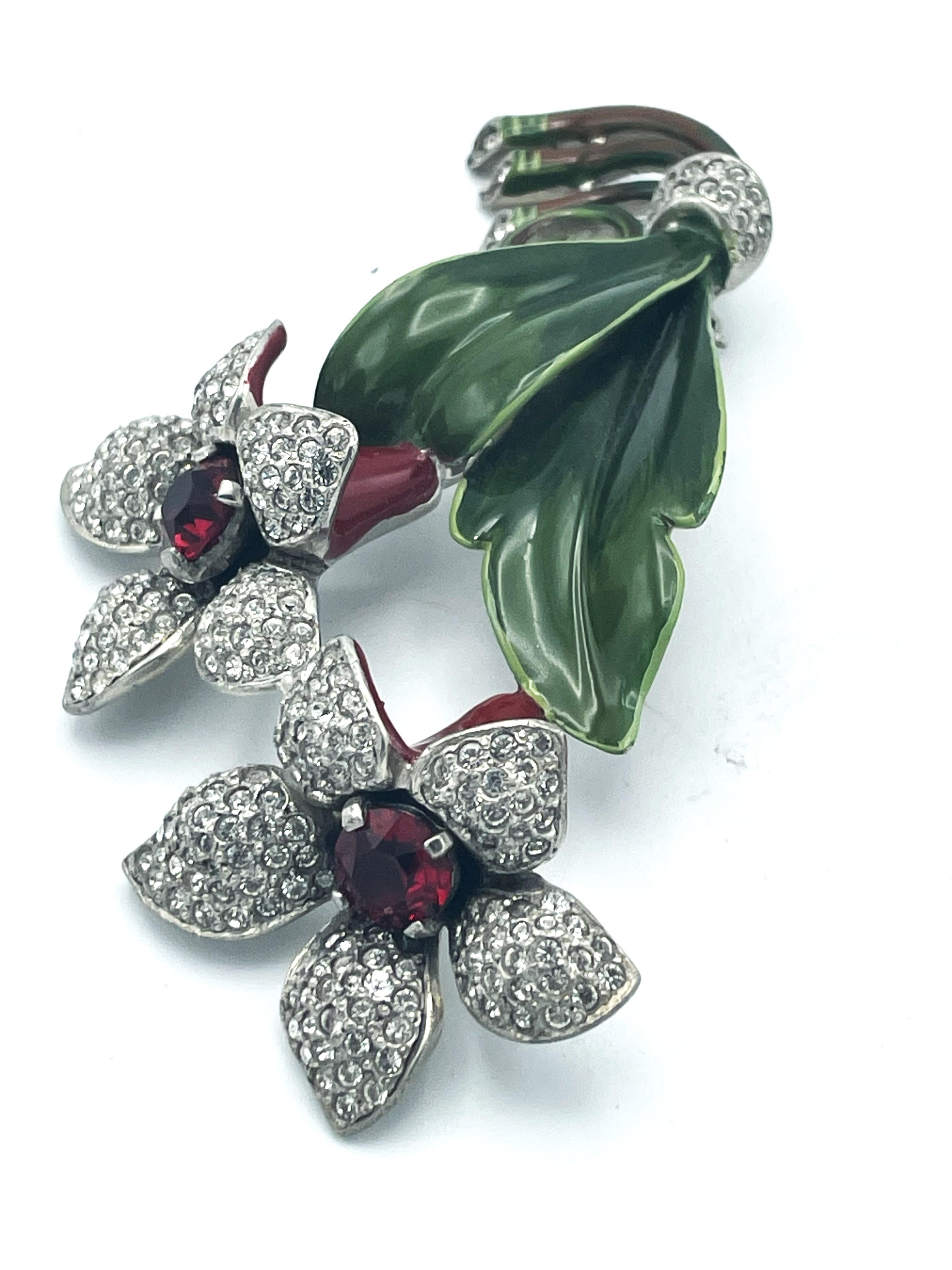 Gran broche Dujay USA, con 2 flores esmaltadas con muchos brillantitos y hojas esmaltadas en verde. 
Dimensión:
Alta   10 cm 
Anchura  5 cm

Características:
- broche gran dujay sin firmar 
- 2 flores de 4 cm de ancho con 5 pétalos de strass,