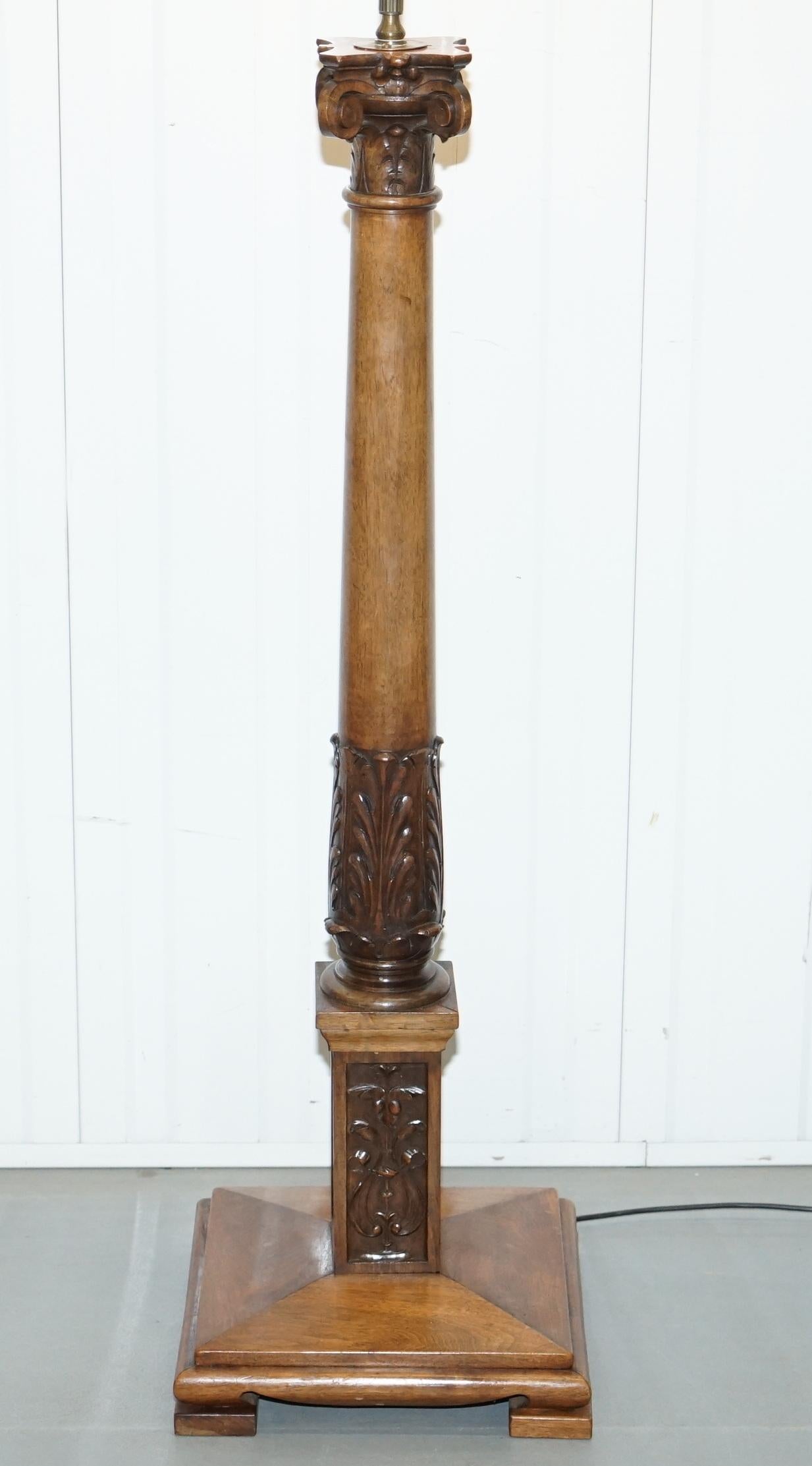 Duke & Duchess Northumberland's Estate Sale Solid Walnut Floor Standing Lamp (Handgeschnitzt)