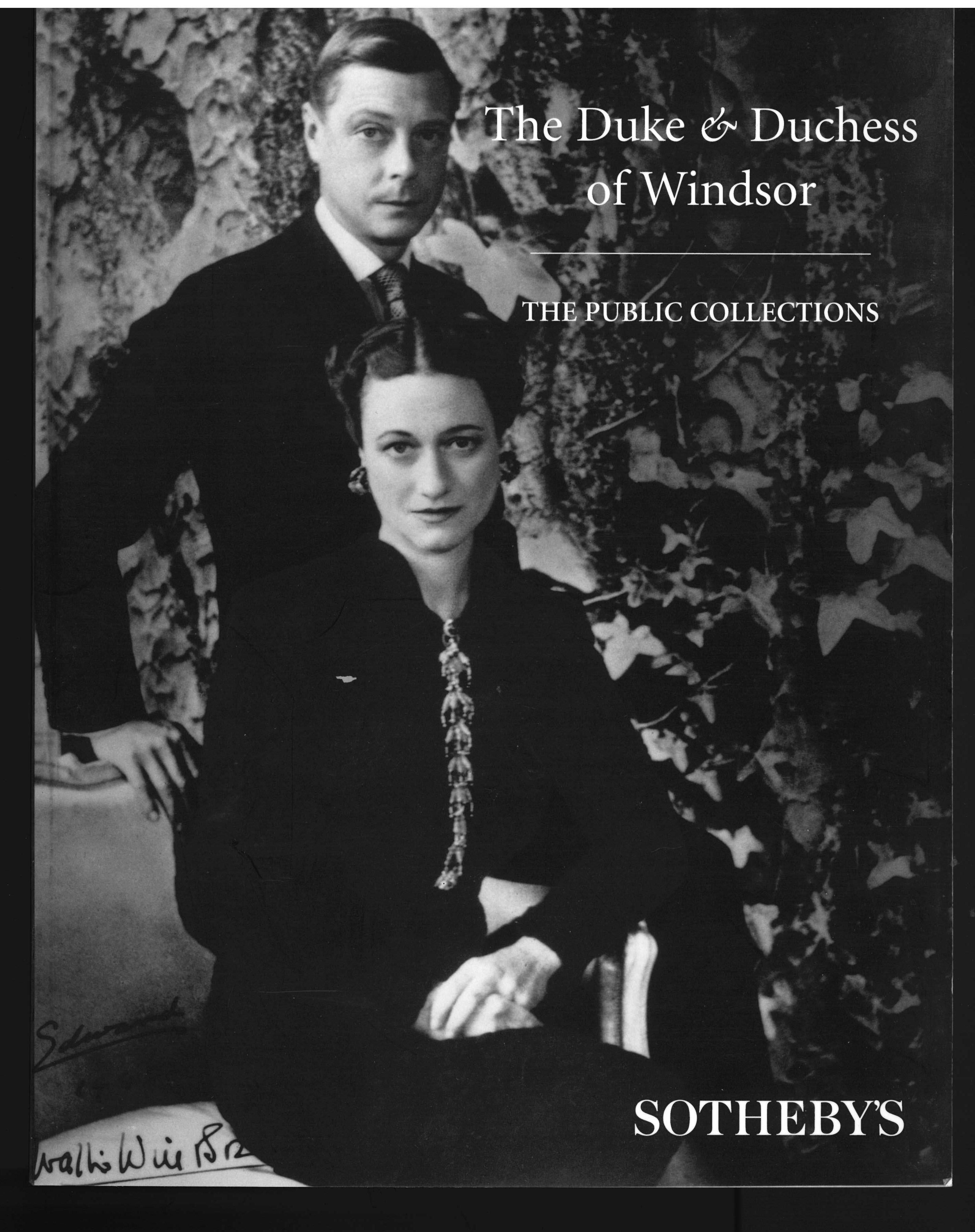 Il s'agit d'un coffret de trois volumes de catalogues de vente produits par Sotheby's en 1999 pour la vente des effets du duc et de la duchesse de Windsor. Il s'agit aussi bien de meubles de grande taille provenant de leur résidence en France que de