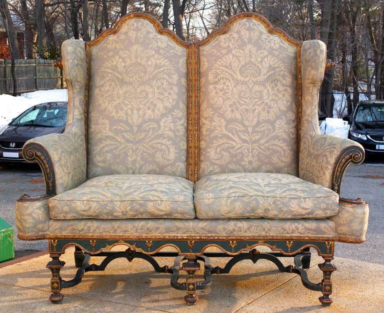 Duke of Leeds Hornby Castle Settee in Fortuny In Good Condition For Sale In Hanover, MA