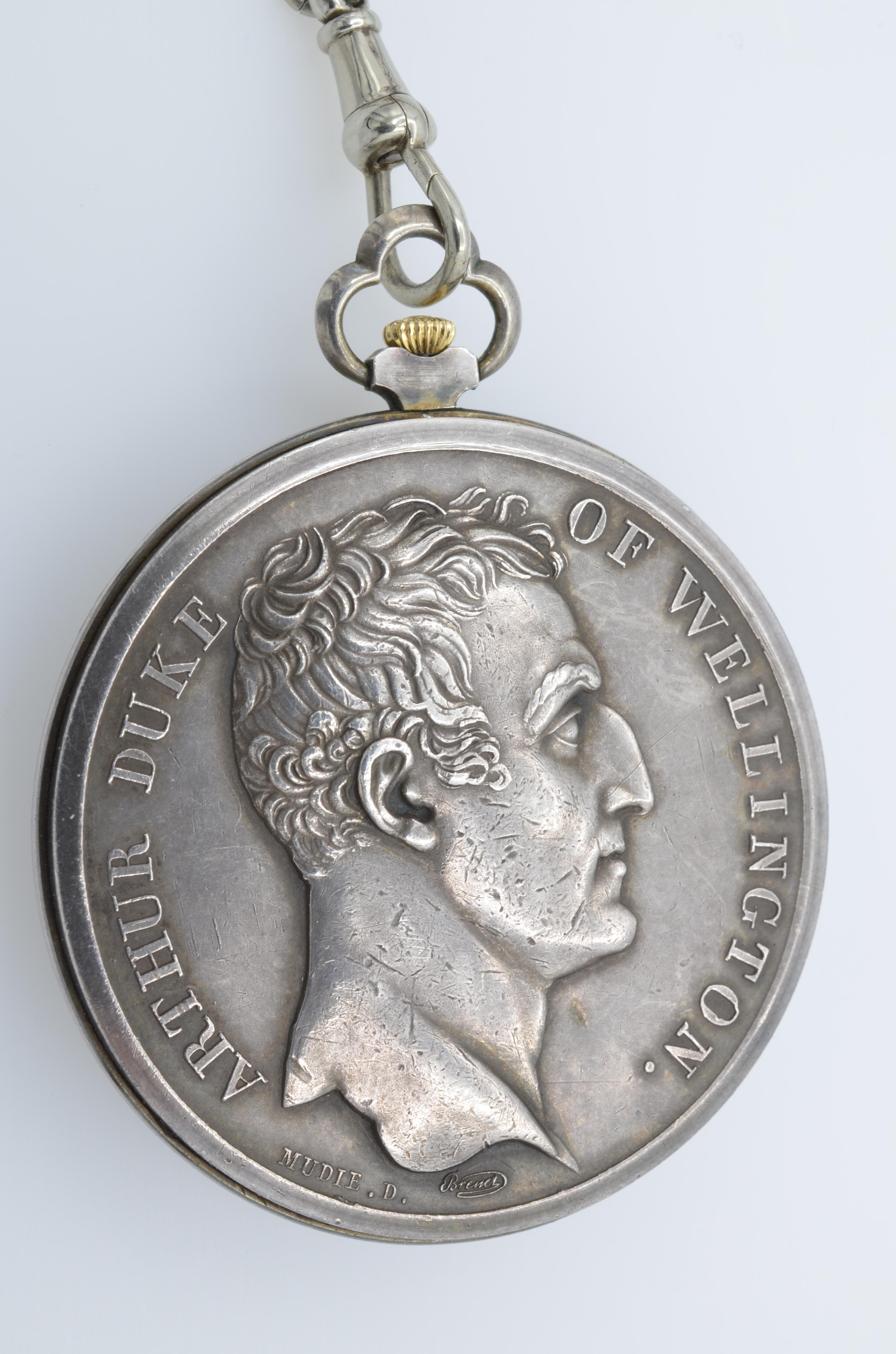 Duke of Wellington Medaillon-Taschenuhr Silber mit Kette, 1930 (Art déco) im Angebot