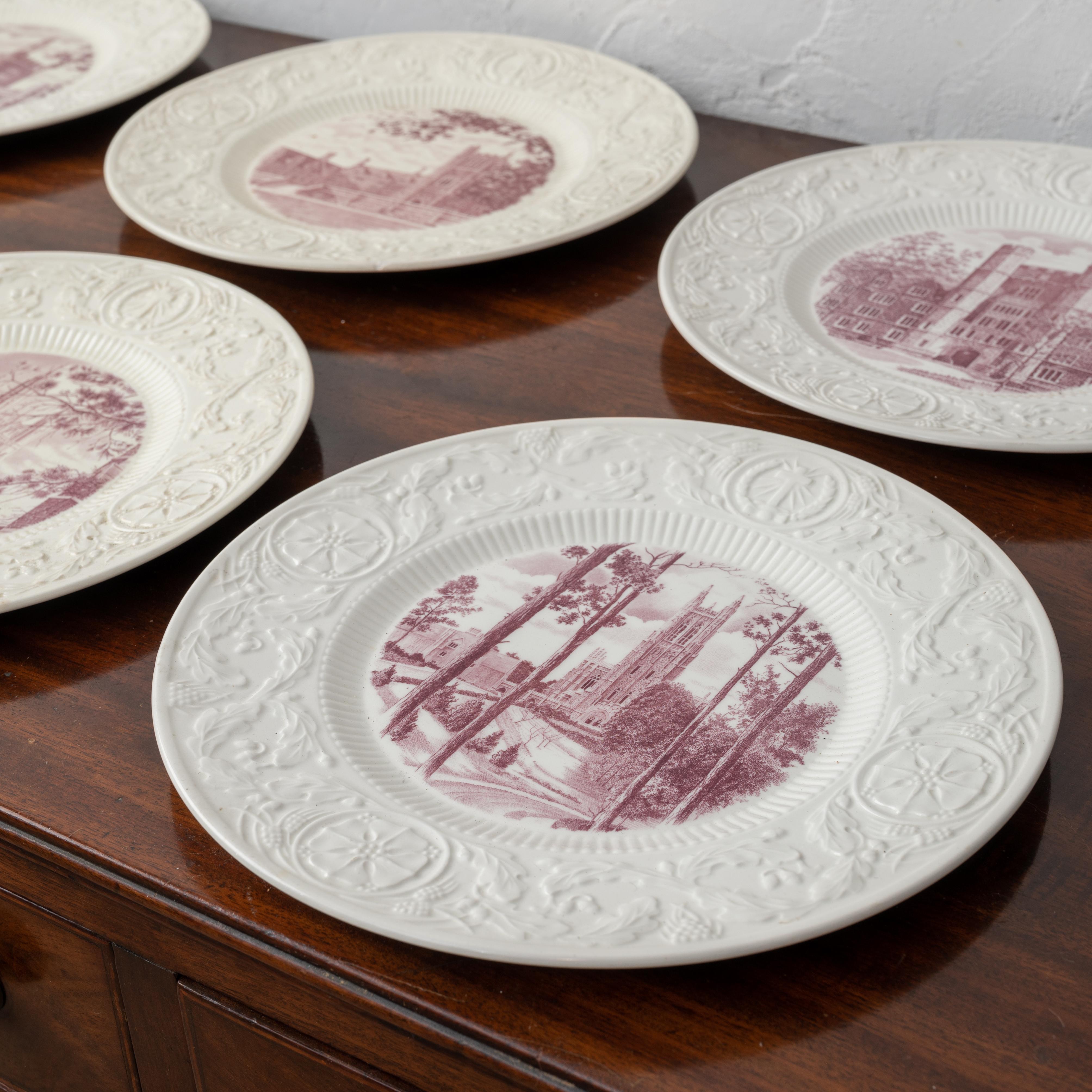 Un ensemble de 6 assiettes à dîner Wedgwood représentant des scènes architecturales du campus.

10 ½ pouces de large




