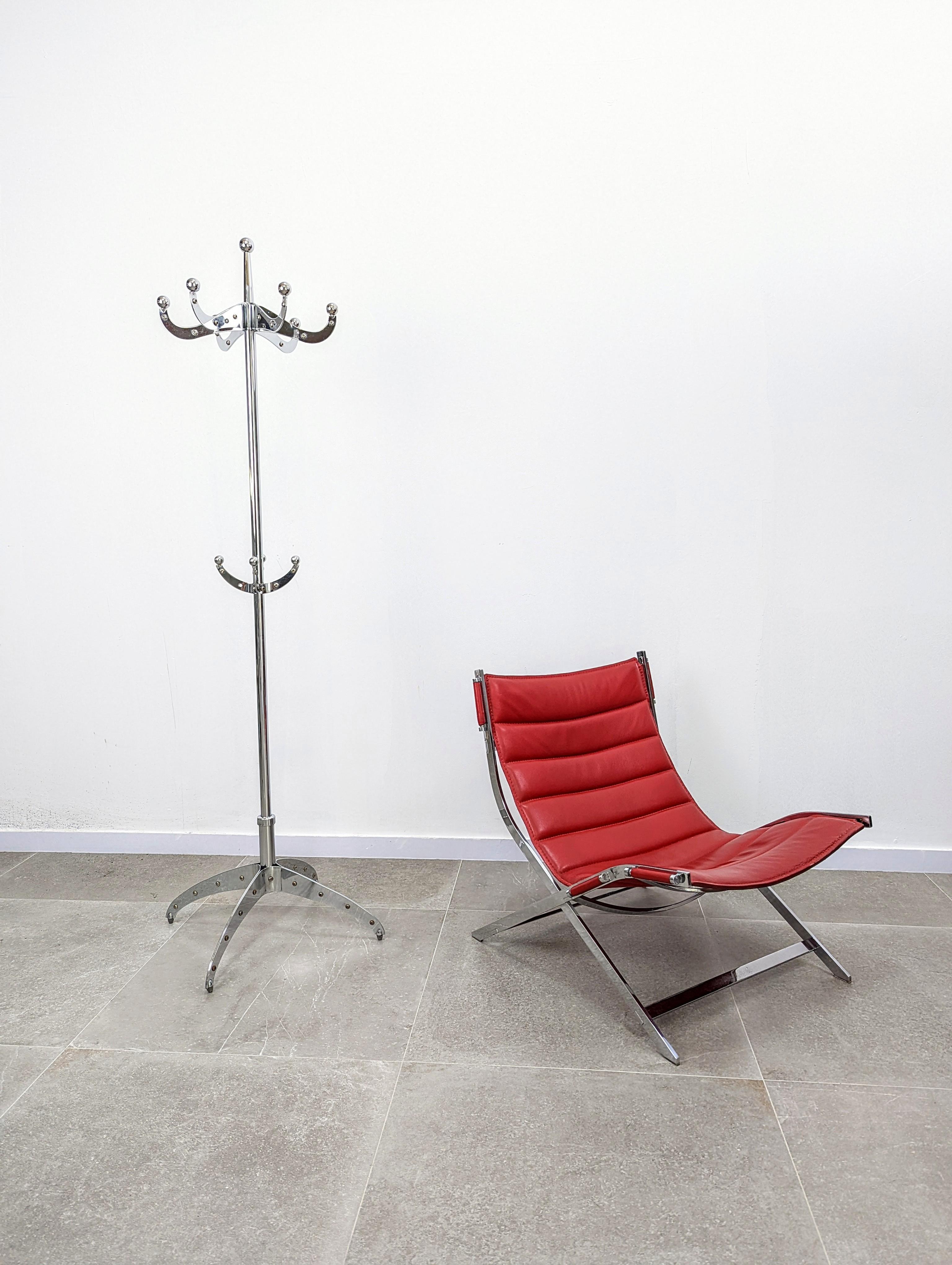 Fabulous chrome Dulton coat rack designed by Yasu Sasamoto and manufactured by Li Qian in the 80s. With this Sasamoto piece I combine the elegance of its curved designs with the strength and character of its chrome pieces joined by steel screws, so