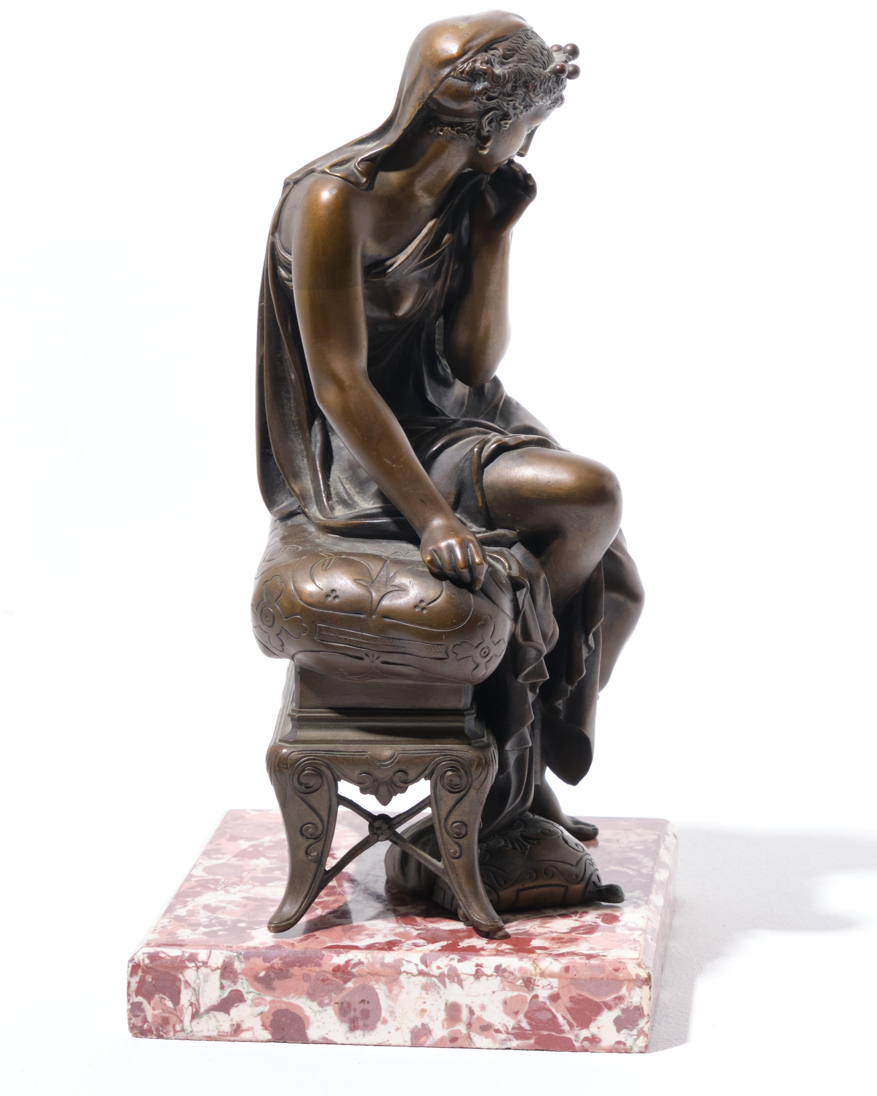 Etienne Henri Dumaige ha creato questa scultura in bronzo patinato raffigurante una donna seduta nel XIX secolo. L'opera d'arte è firmata sul cuscino. 

Misure: Con base: 13 x 6 3/4 x 6 3/4 pollici (33 x 17,1 x 17,1 cm.), senza base: 12 x 6 x 5