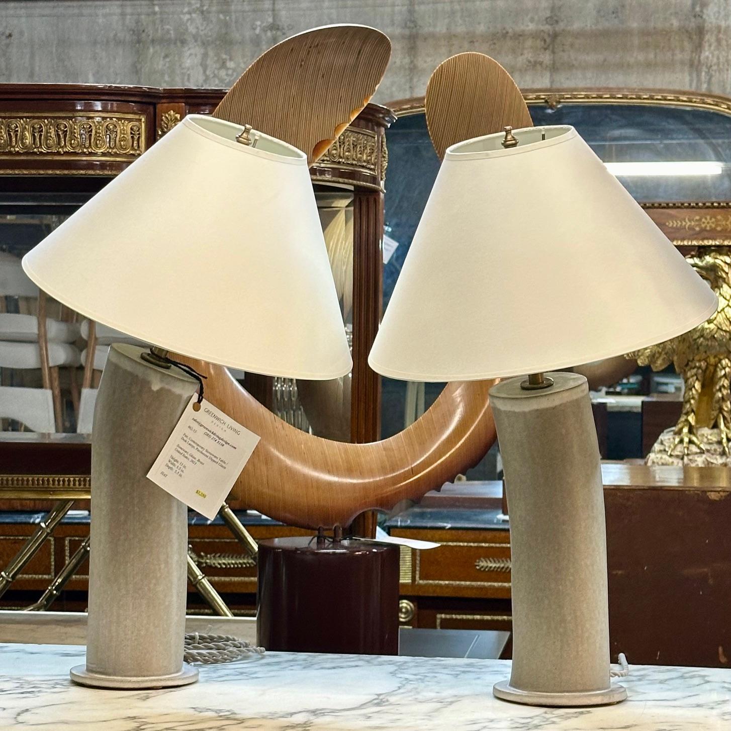 Lampes de table ou de bureau contemporaines en céramique émaillée beige, émail parcheminé

Paire de lampes en grès, chacune ayant une glaçure parcheminée. Les lampes sont équipées d'accessoires en laiton antique et de variateurs d'intensité.