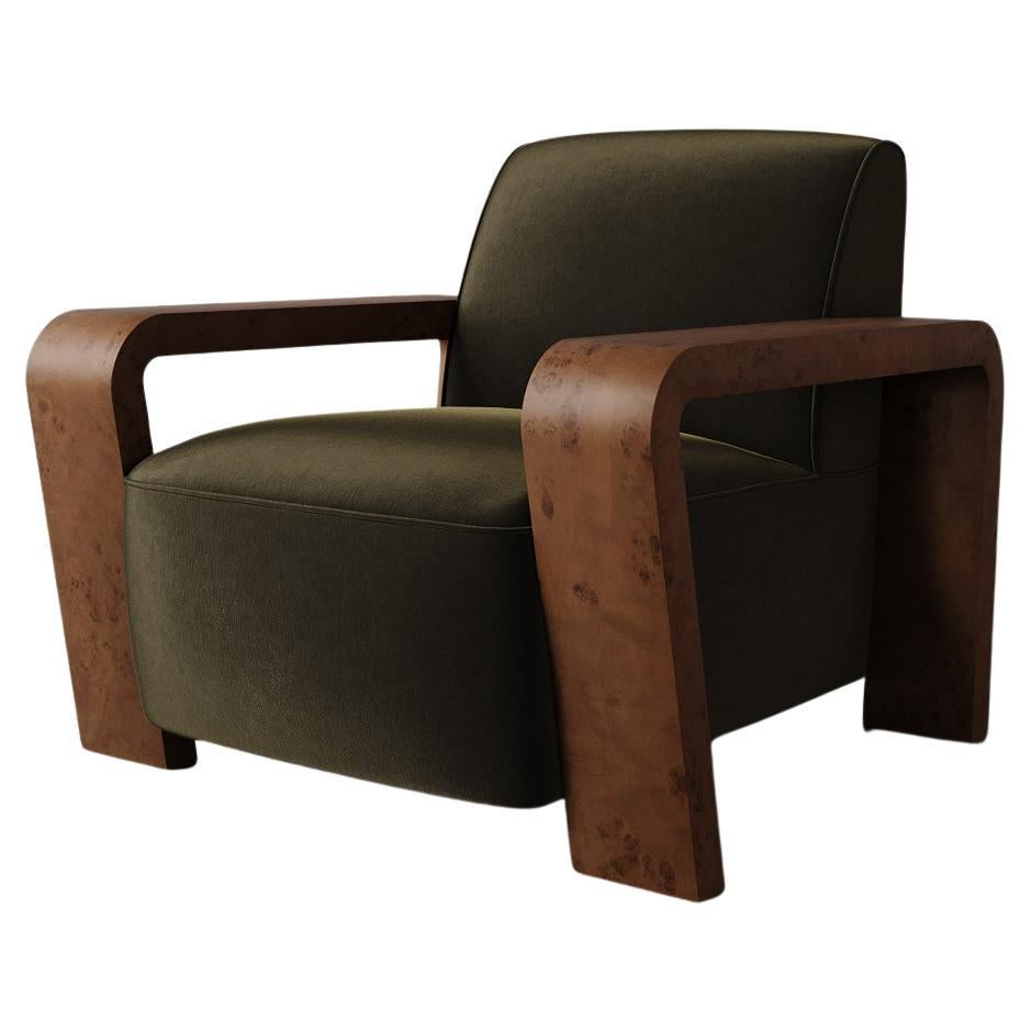 La Butaca Dumas combina un asiento y un respaldo limpios y ajustados con anchos brazos de madera de roble, creando un diseño distintivo y acogedor. Su asiento profundo y sus patas curvadas rinden homenaje a las tumbonas Art Decó de los años 30,
