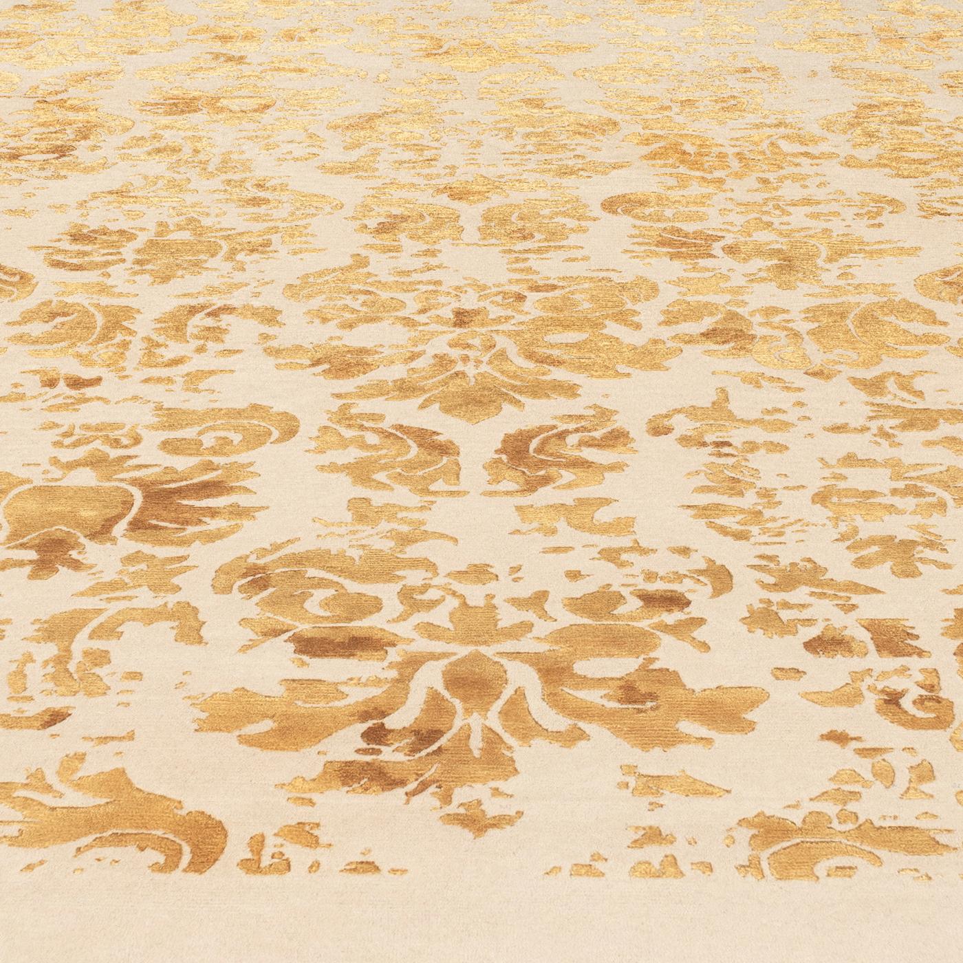 This luminous rug made of 50% Himalayan wool and 50% silk in warm and delicate neutral tones will bring the timeless charm of damask patterns to any interior. Hand-knotted with a density of 152,000 knot/sqm by Nepalese artisans, it features a base