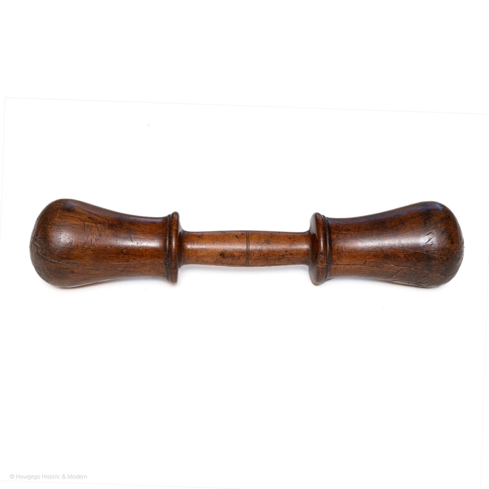 Rara pieza de recuerdo de la halterofilia. 
Inusual tema de conversación para usar o como pieza de coleccionista
Bonita pátina lustrosa y táctil. El lignum vitae se busca por la belleza de su veteado, coloración, pátina, densidad y dureza

La