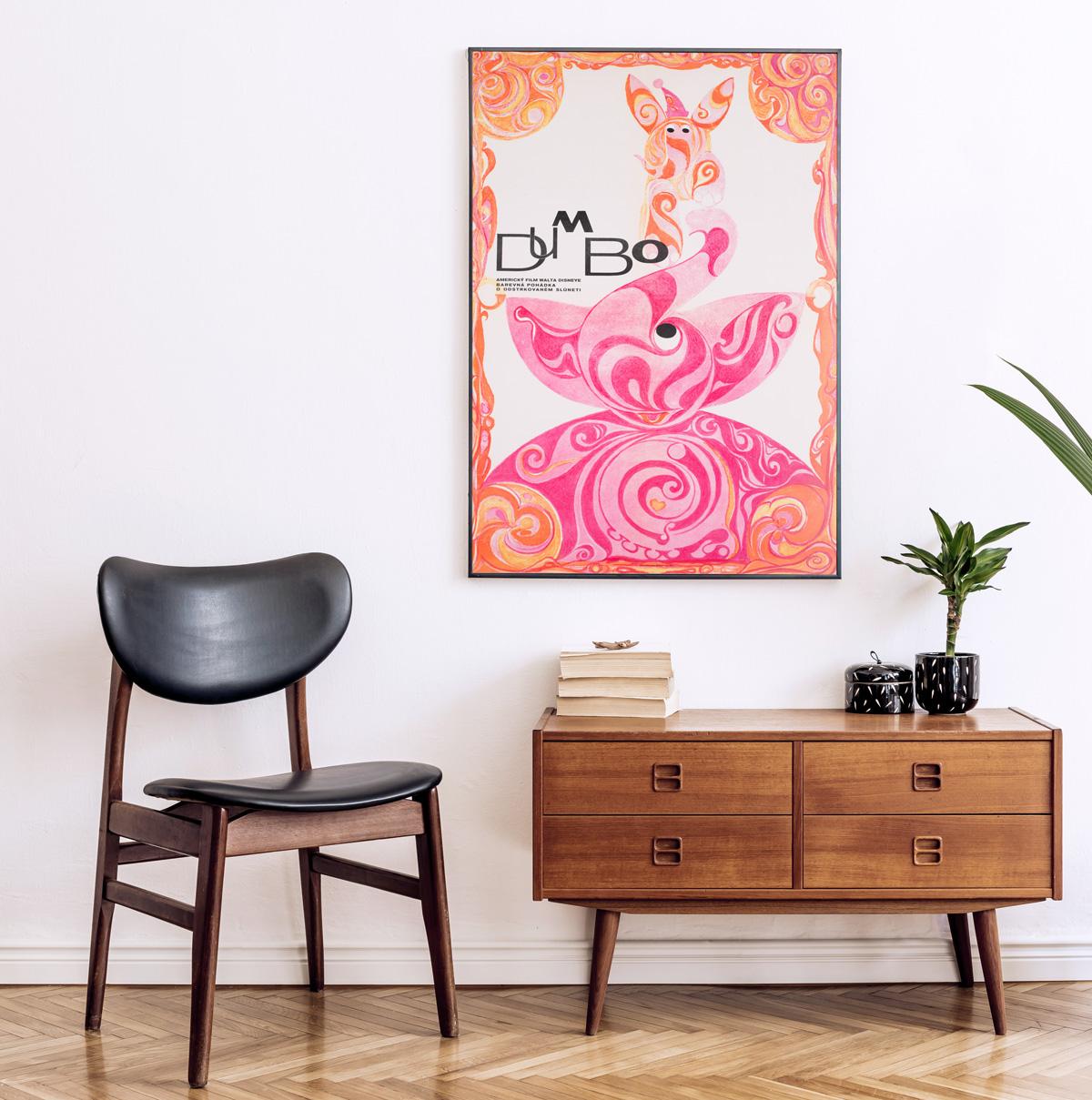 Erstaunliches tschechisches Filmplakat von 1971 für den Disney-Klassiker Dumbo. Sehr charmantes rosa Elefanten-Kunstwerk. Ein sehr seltenes Vintage-Filmplakat, insbesondere in diesem größeren Format.

Dieses Vintage-Filmplakat hat eine Größe von 23
