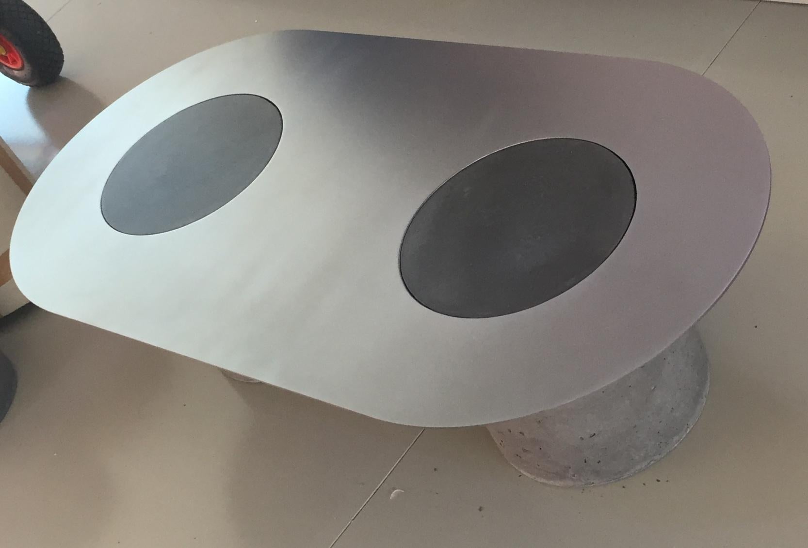 Table basse Dumbo en béton et acier 100 % fabriquée à la main en Italie en vente 1