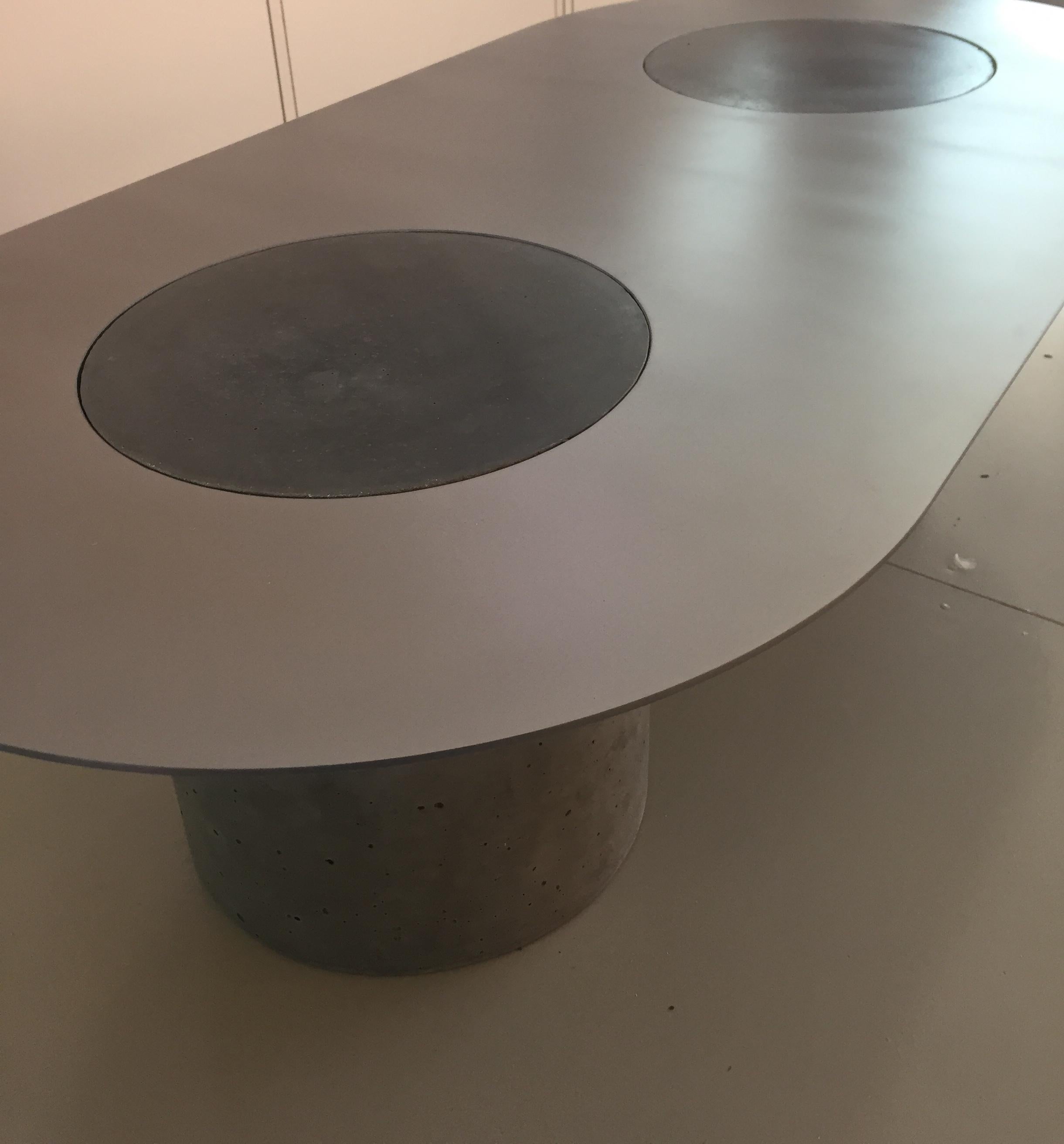Table basse Dumbo en béton et acier 100 % fabriquée à la main en Italie en vente 2