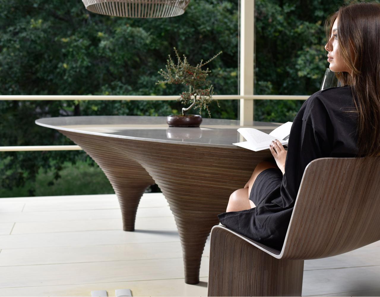 Il tavolo Dumbo è un'incredibile fusione di design moderno e praticità, realizzato in compensato laminato di alta qualità con un lussuoso piano in Corian. La base in compensato presenta una finitura elegante che aggiunge calore e carattere, mentre