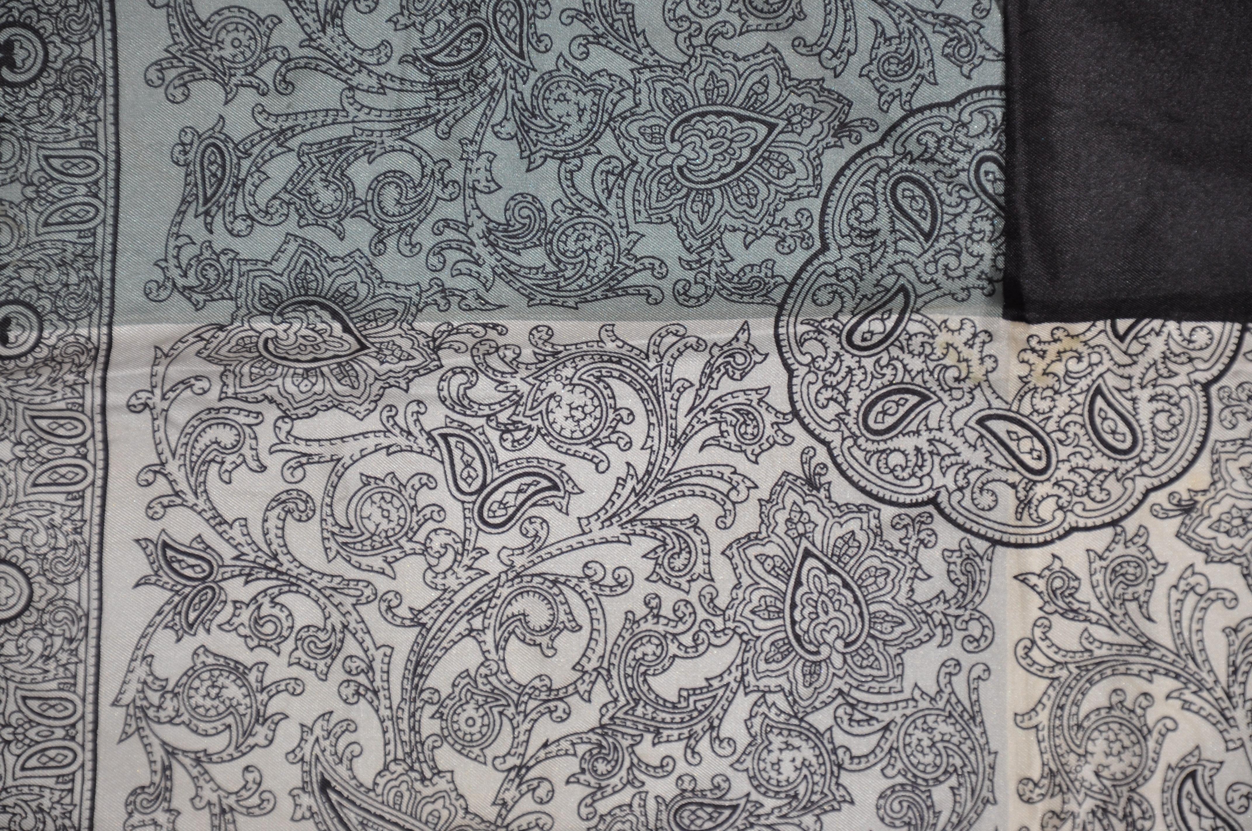 Dumont Taschentuch aus Seide mit schwarzer Umrandung und elfenbeinfarbenem, grauem und steelblauem Palsey (Grau) im Angebot