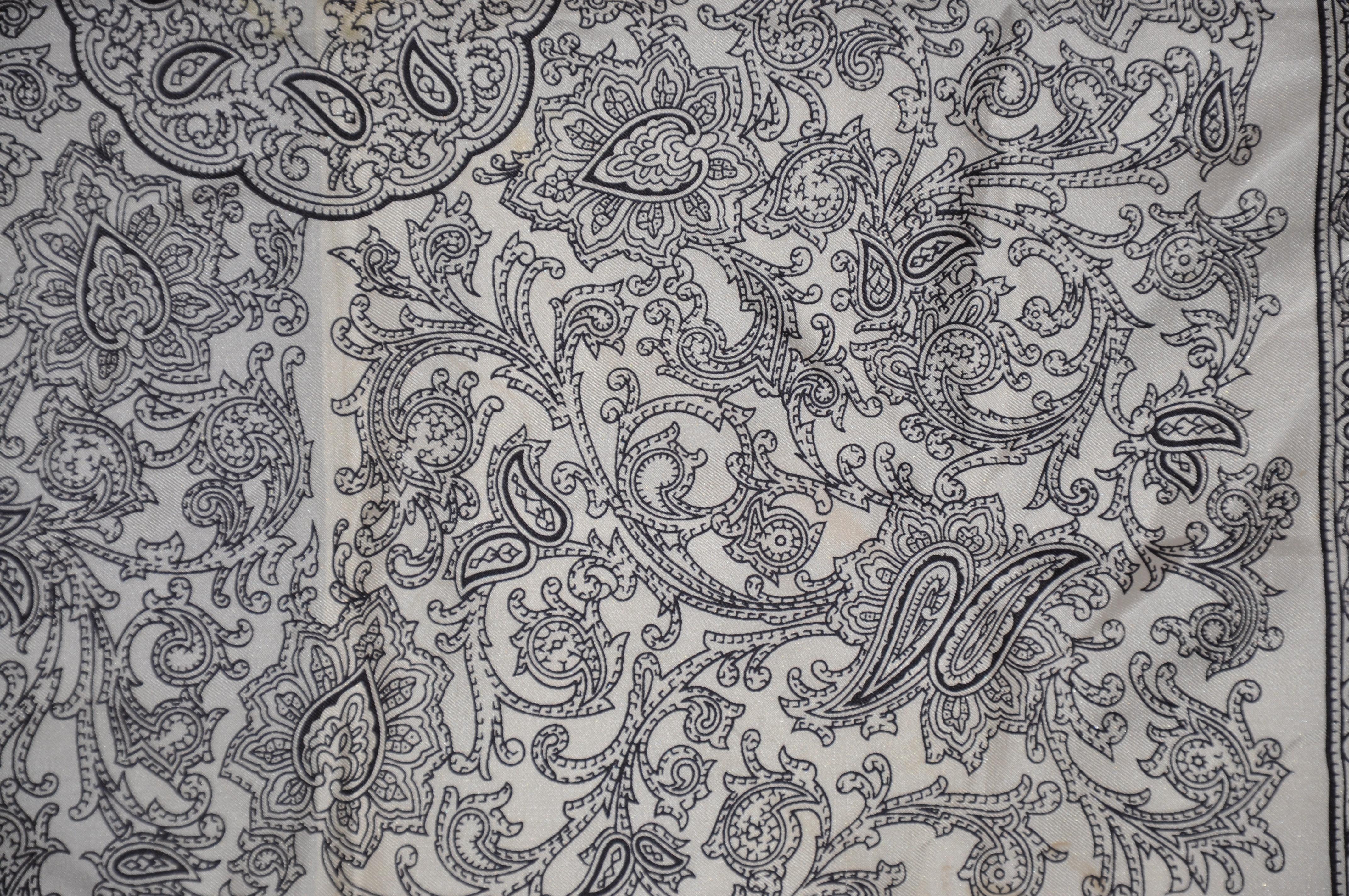 Dumont Taschentuch aus Seide mit schwarzer Umrandung und elfenbeinfarbenem, grauem und steelblauem Palsey für Damen oder Herren im Angebot