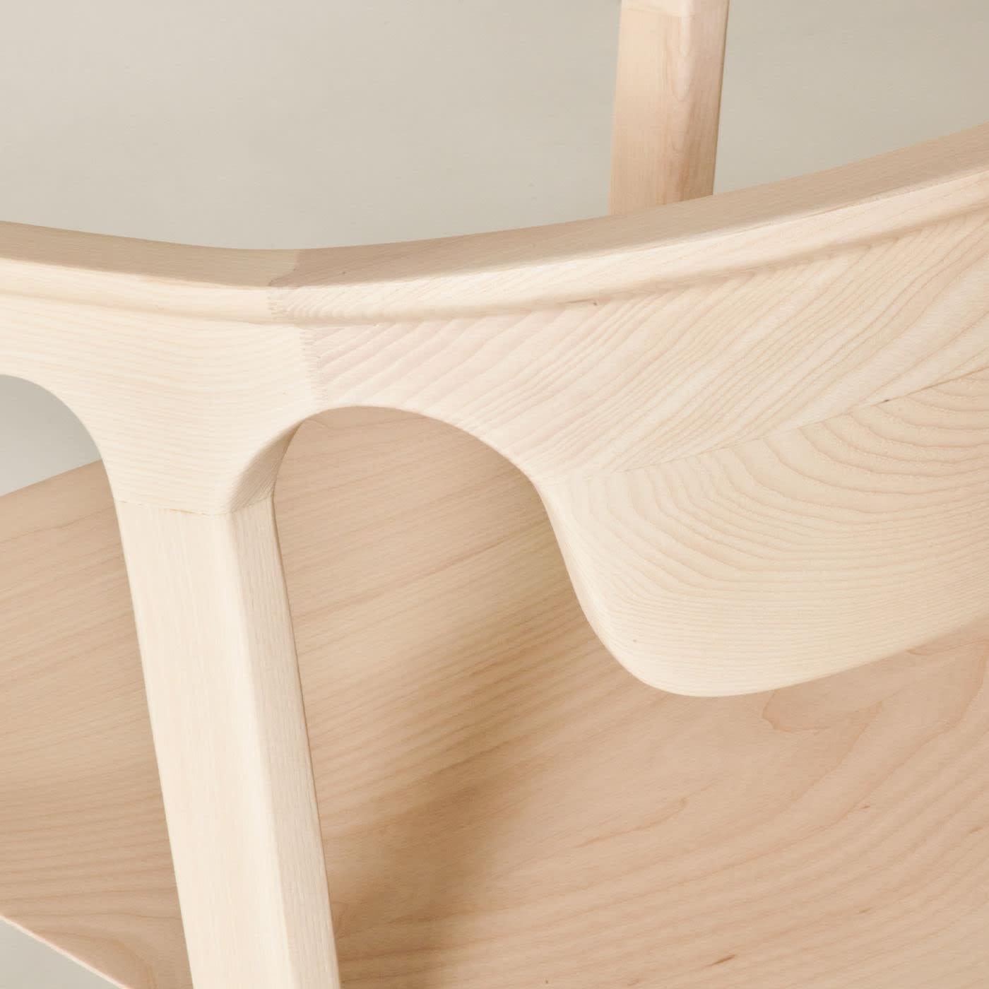 Duna aus der Collection 2023 für zeitgenössische Möbel ist das perfekte Gleichgewicht zwischen weichen und linearen Formen. Sein Design ist das Ergebnis einer sorgfältigen formalen Studie mit dem Ziel, ein ätherisches Spiel von Körpern und