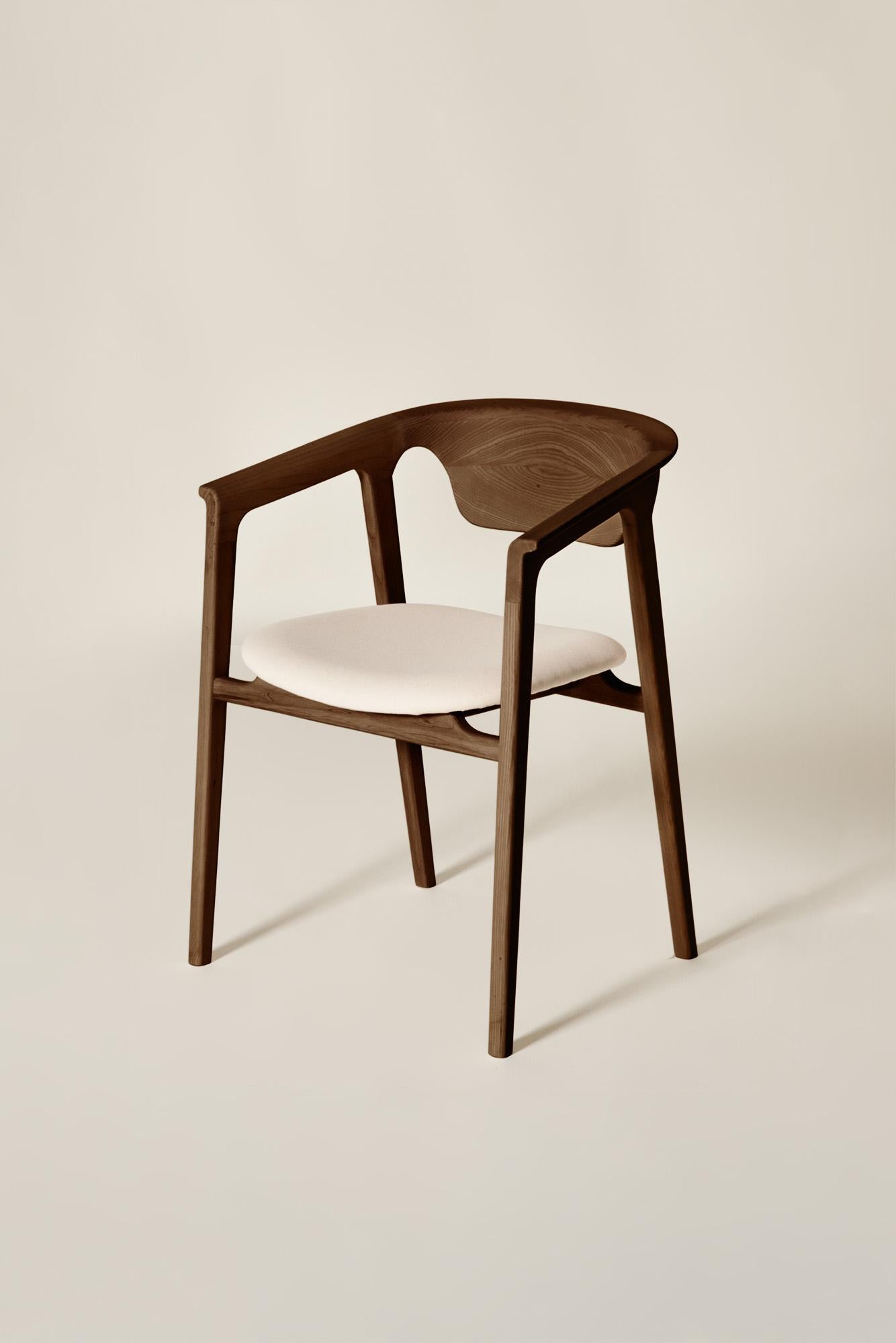 Duna-Stuhl aus Massivholz, Esche in handgefertigter schwarzer Oberfläche, zeitgenössisch im Angebot 4