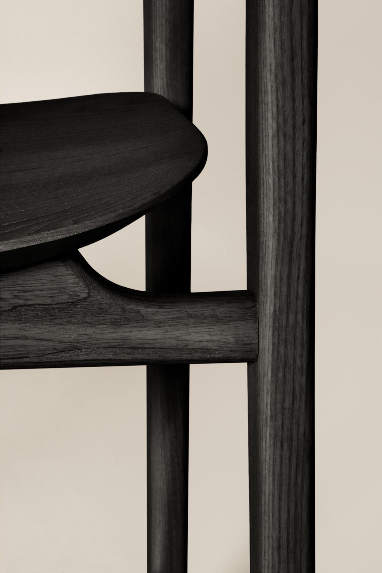 Huilé Chaise Duna en bois massif, finition noire faite à la main, contemporaine en vente