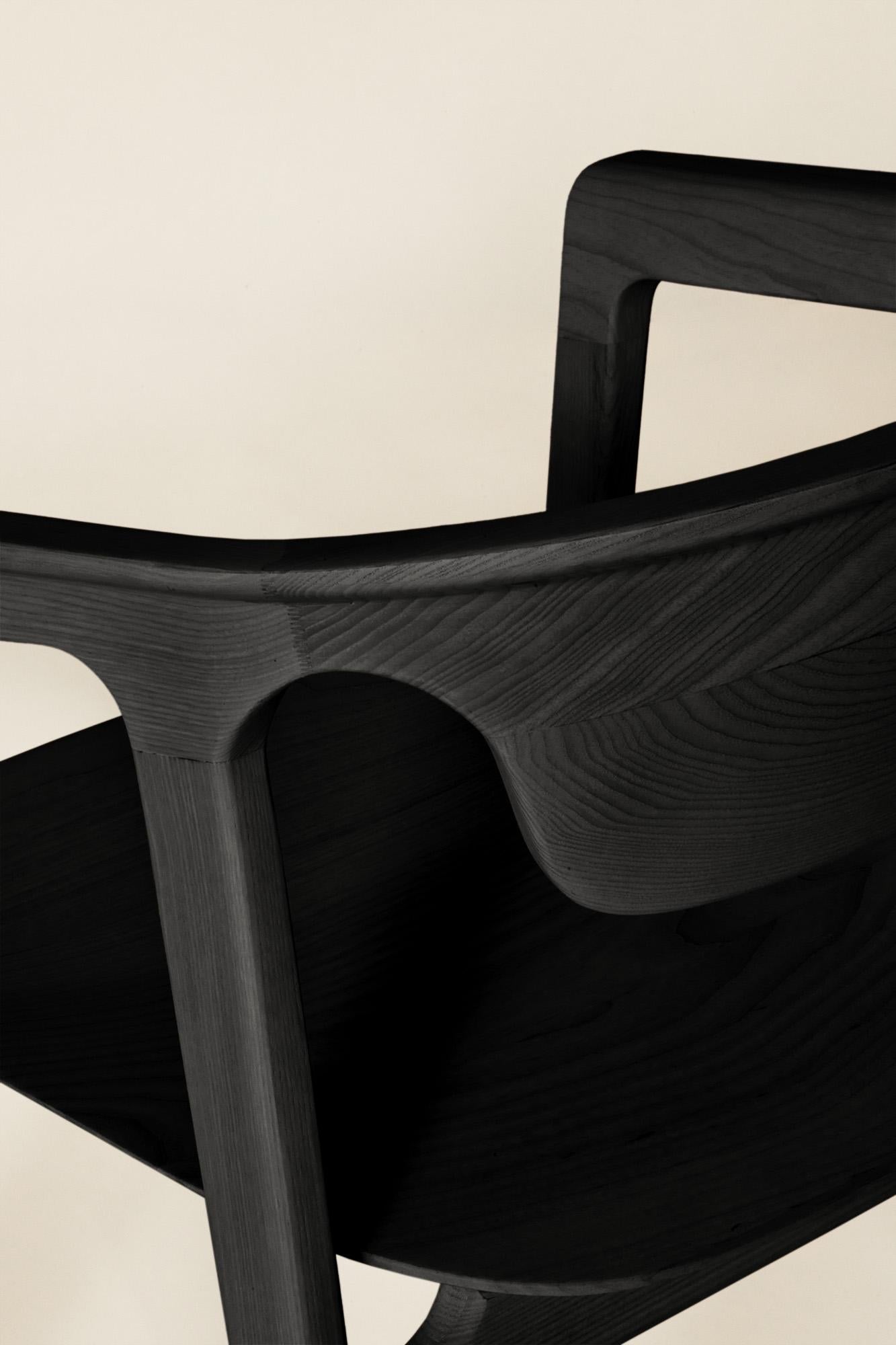 Duna-Stuhl aus Massivholz, Esche in handgefertigter schwarzer Oberfläche, zeitgenössisch (21. Jahrhundert und zeitgenössisch) im Angebot