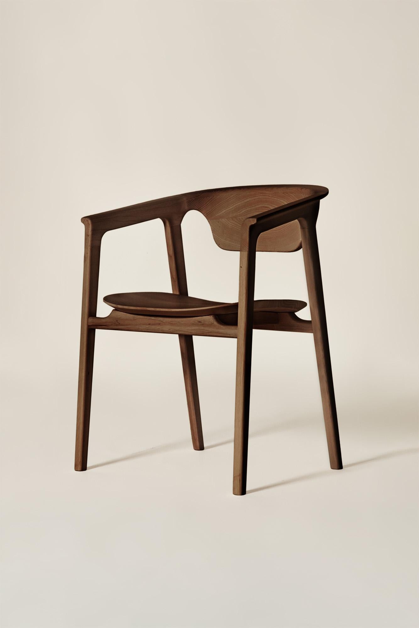 Duna-Stuhl aus Massivholz, Esche in handgefertigter schwarzer Oberfläche, zeitgenössisch (Asche) im Angebot