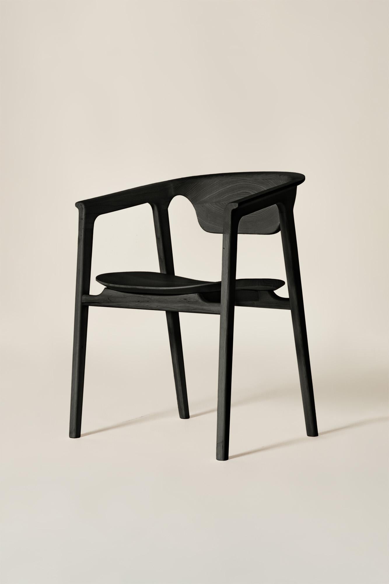 Duna-Stuhl aus Massivholz, Esche in handgefertigter schwarzer Oberfläche, zeitgenössisch im Angebot 1