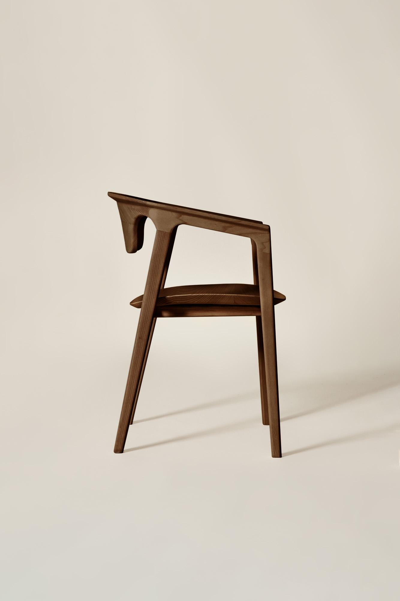 Moderne Chaise Duna en bois massif, finition marron faite à la main, contemporaine en vente
