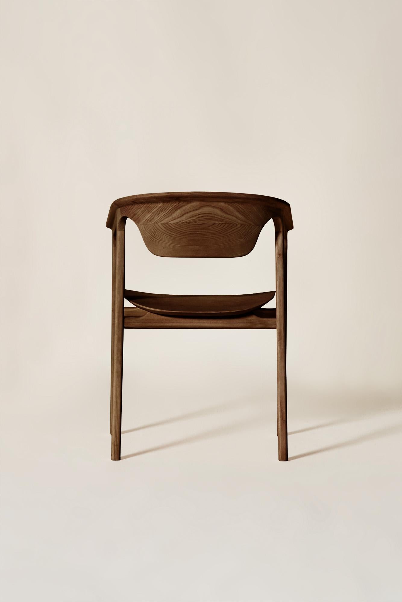 Duna-Stuhl aus Massivholz, Esche in handgefertigter brauner Oberfläche, zeitgenössisch (Europäisch) im Angebot